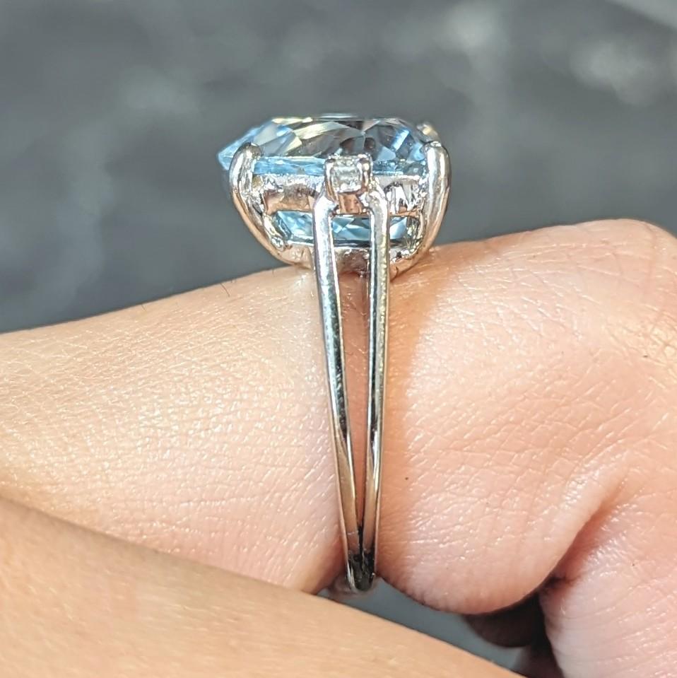 1950er Jahre Herz-Dreisteinring aus 14 Karat Weißgold mit 4,80 Karat Aquamarin und Diamant 8