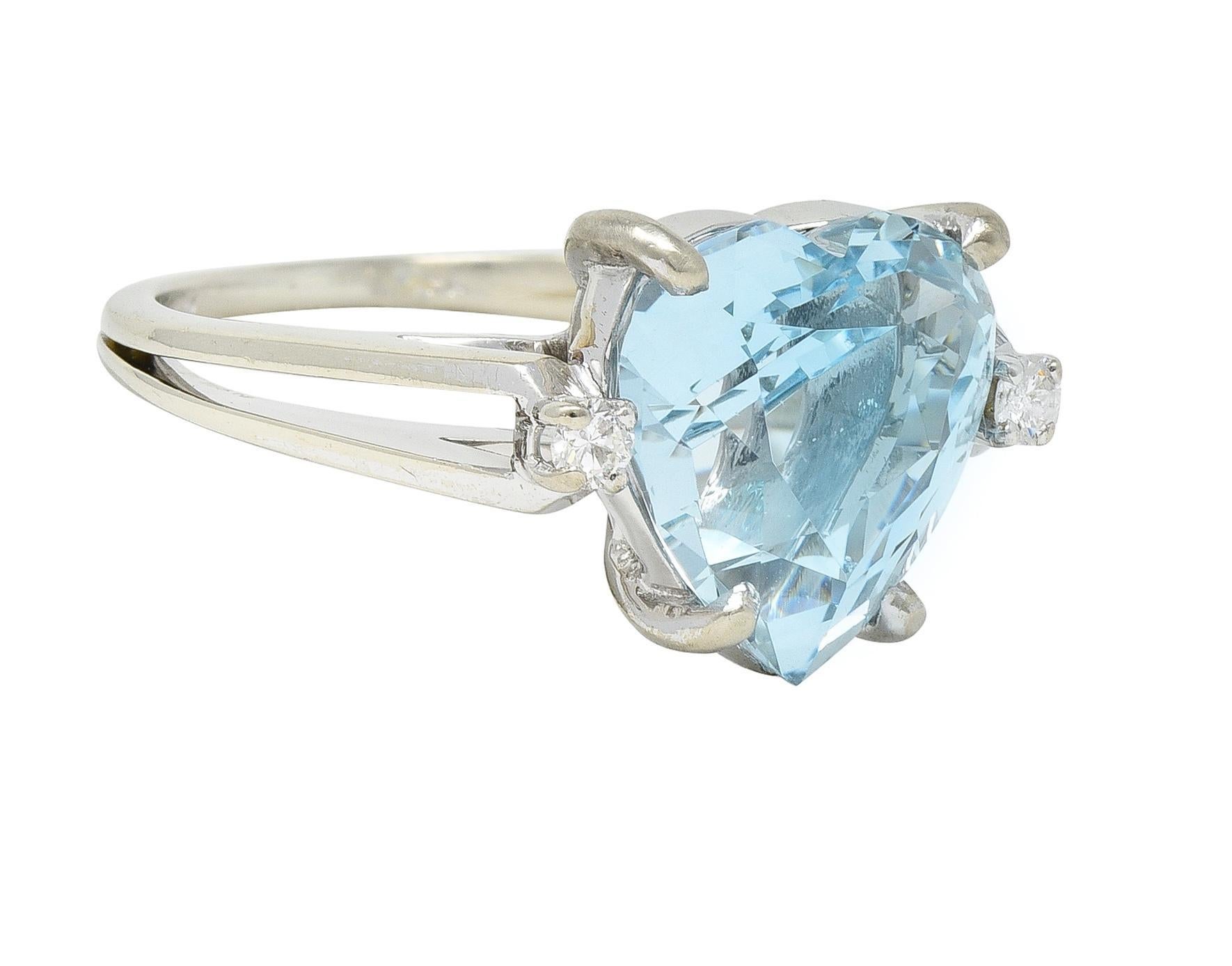 In der Mitte ein Aquamarin im Herzschliff mit einem Gewicht von ca. 4,70 Karat - transparente hellblaue Farbe    
In einem Korb mit Zacken gefasst und flankiert von runden Diamanten im Brillantschliff
Mit einem Gesamtgewicht von etwa 0.10 Karat -