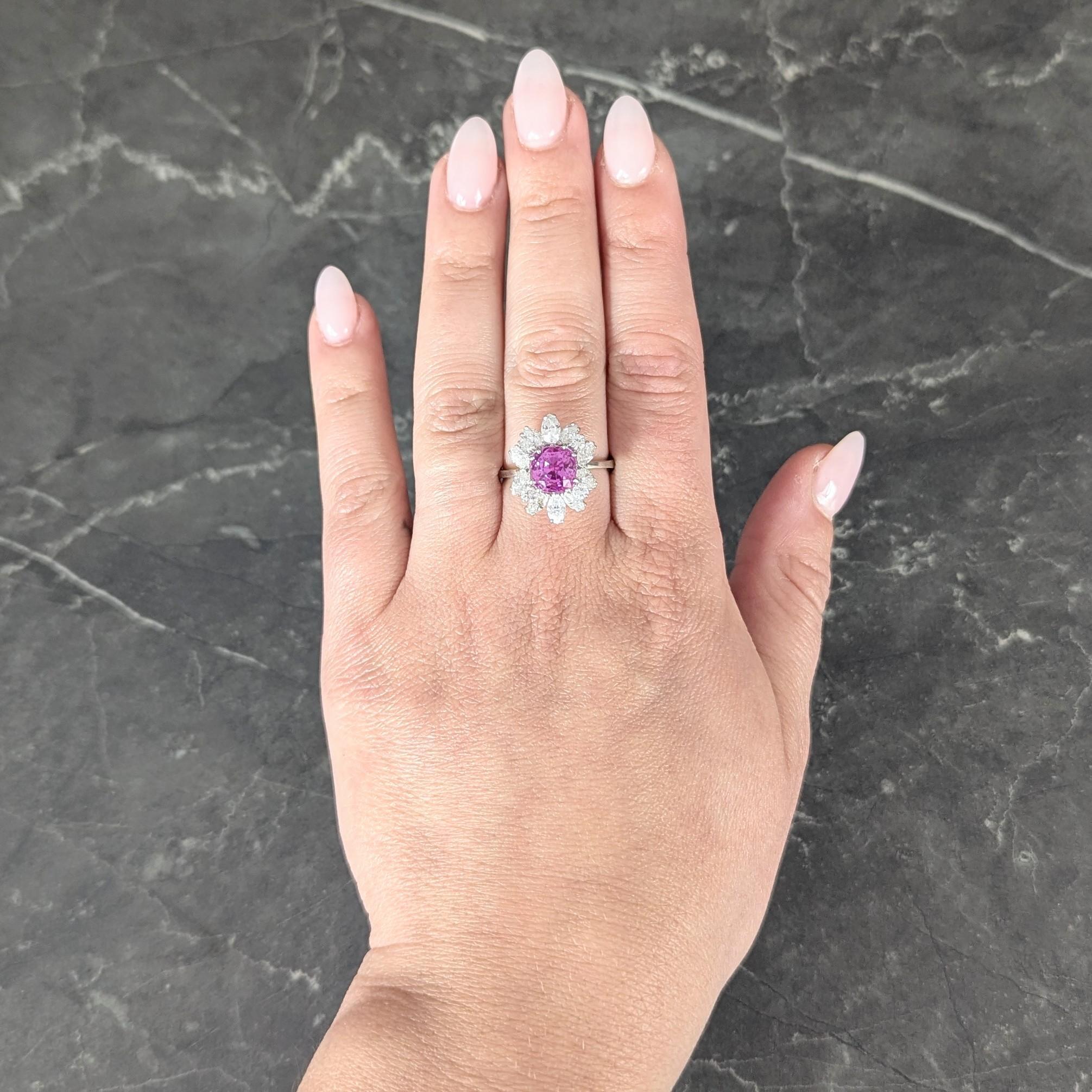 Al centro uno zaffiro taglio cuscino di 4.14 carati, di colore rosa medio trasparente.
Nature di Ceylon (Sri Lanka) di origine - incastonato in un cesto alto con un bordo a grappolo
Composto da diamanti taglio marquise e brillante rotondi