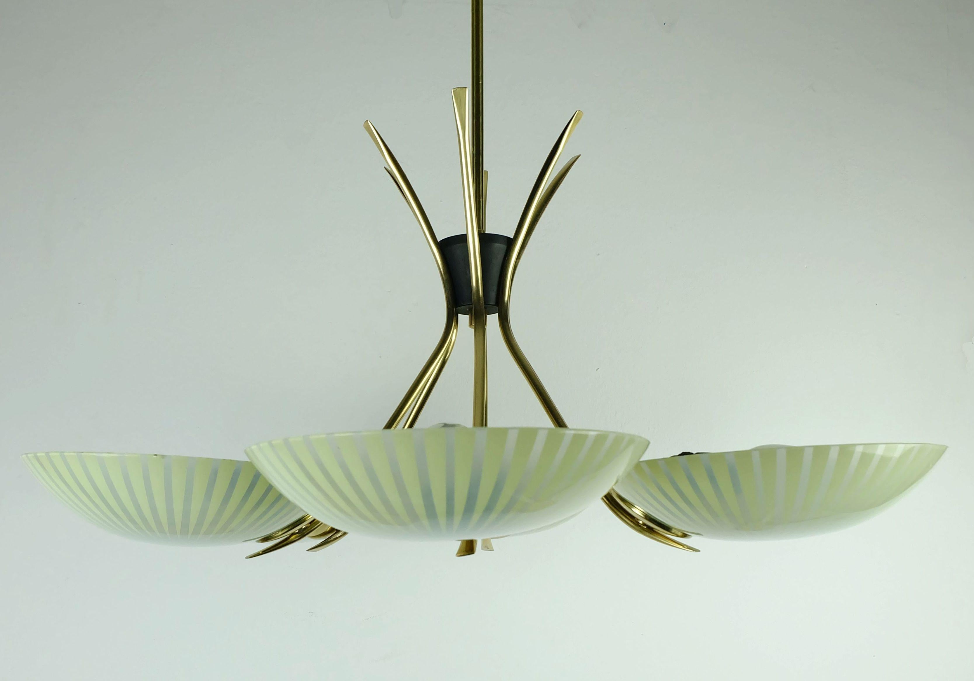 Very beautiful 1950s 6-light pendant lamp. The base is  made of brass and black lacquered metal. Six semi-transparent bowl-shaped glass shades with lemon yellow stripe pattern. Holds 6 E14 bulbs.

Very good condition. We recommend professional