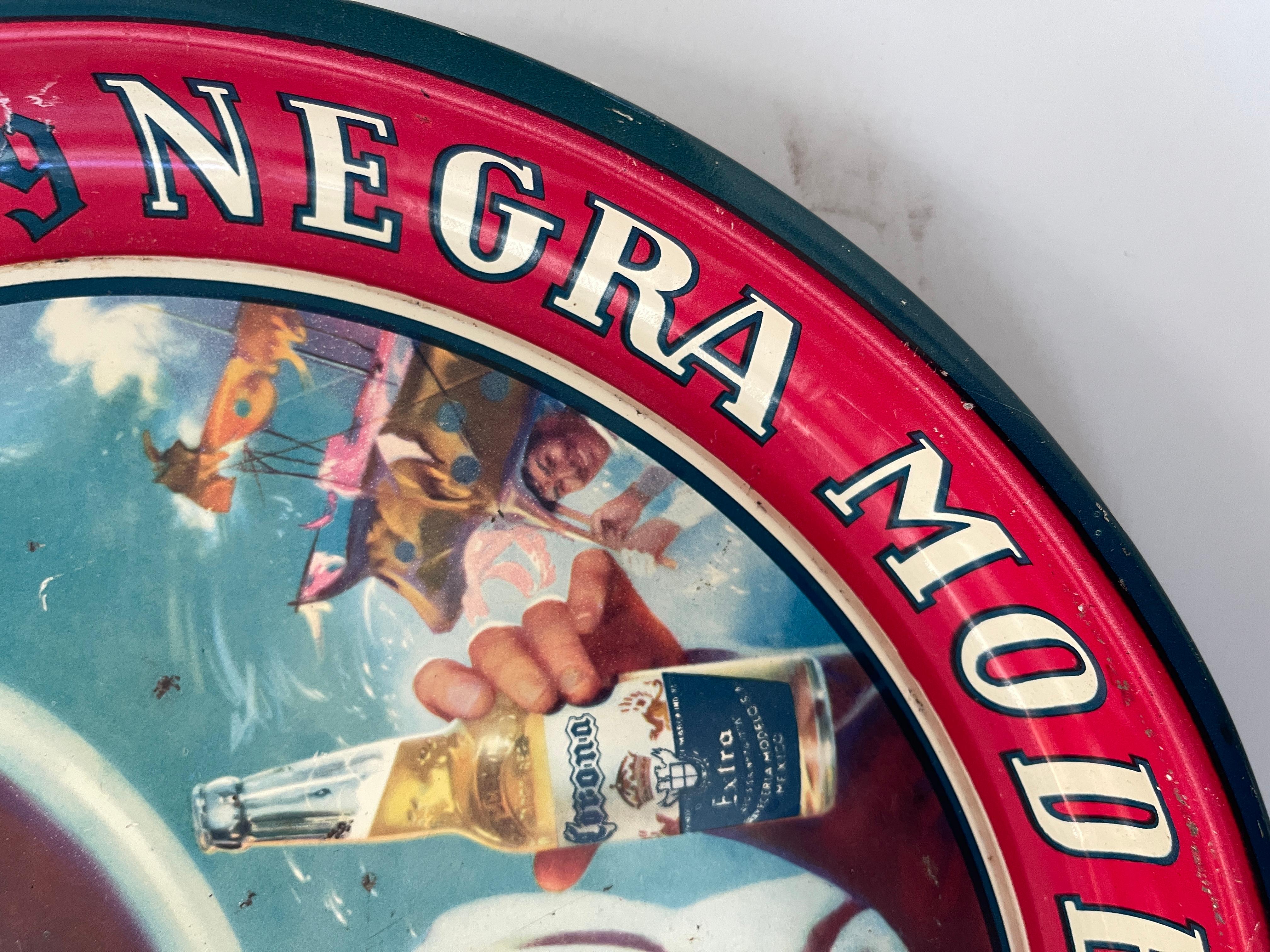 Plateau publicitaire en fer-blanc pour la bière Corona Negra Modelo du Mexique des années 1950-60 en vente 1