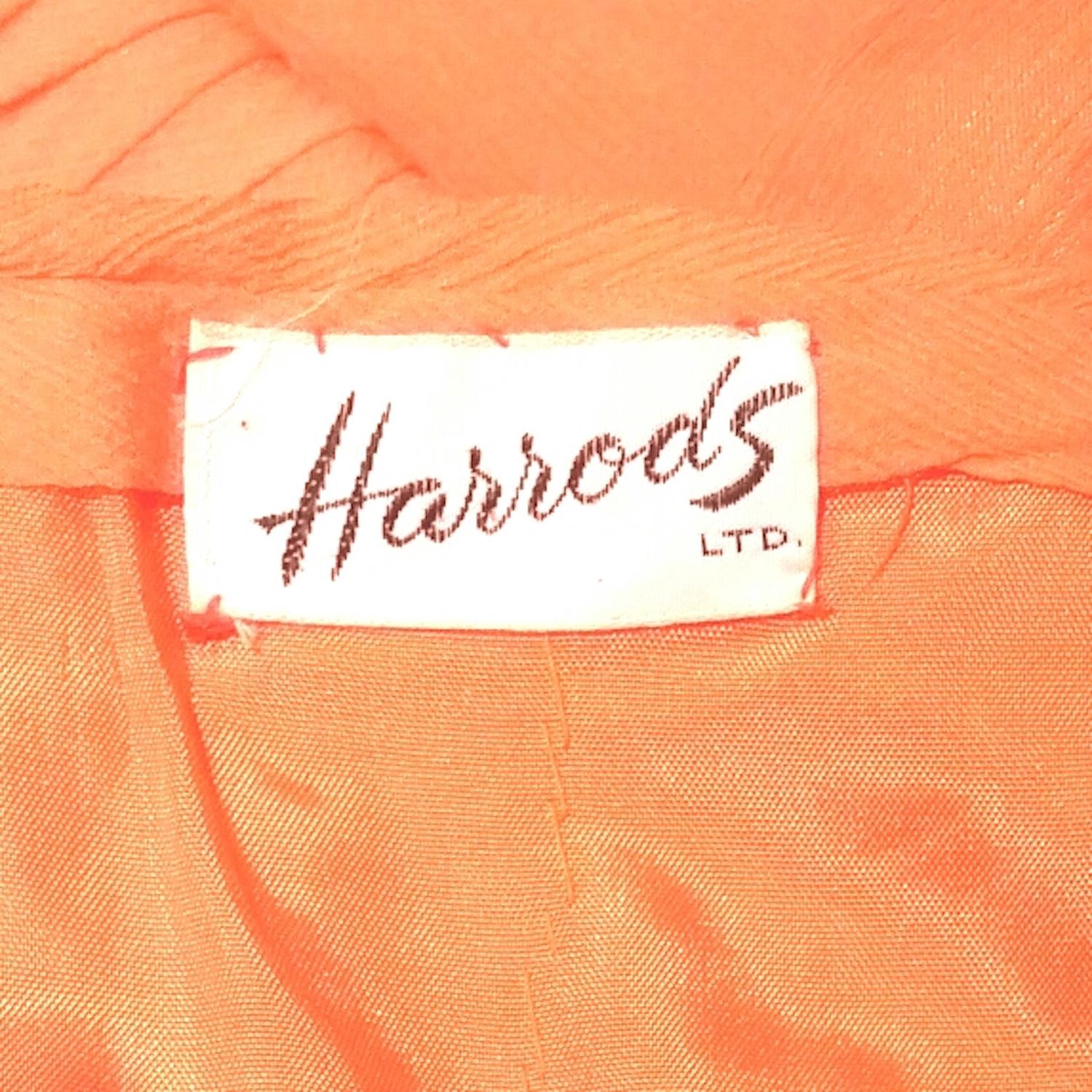 Harrods Orangefarbenes Seiden-Georgette-Kleid mit asymmetrischem Riemen aus den 1950er Jahren im Angebot 1