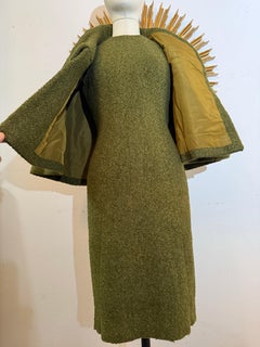 Años 50/60 Linda Kinoshita Couture Vestido enfundado de tweed verde oliva y capa a juego