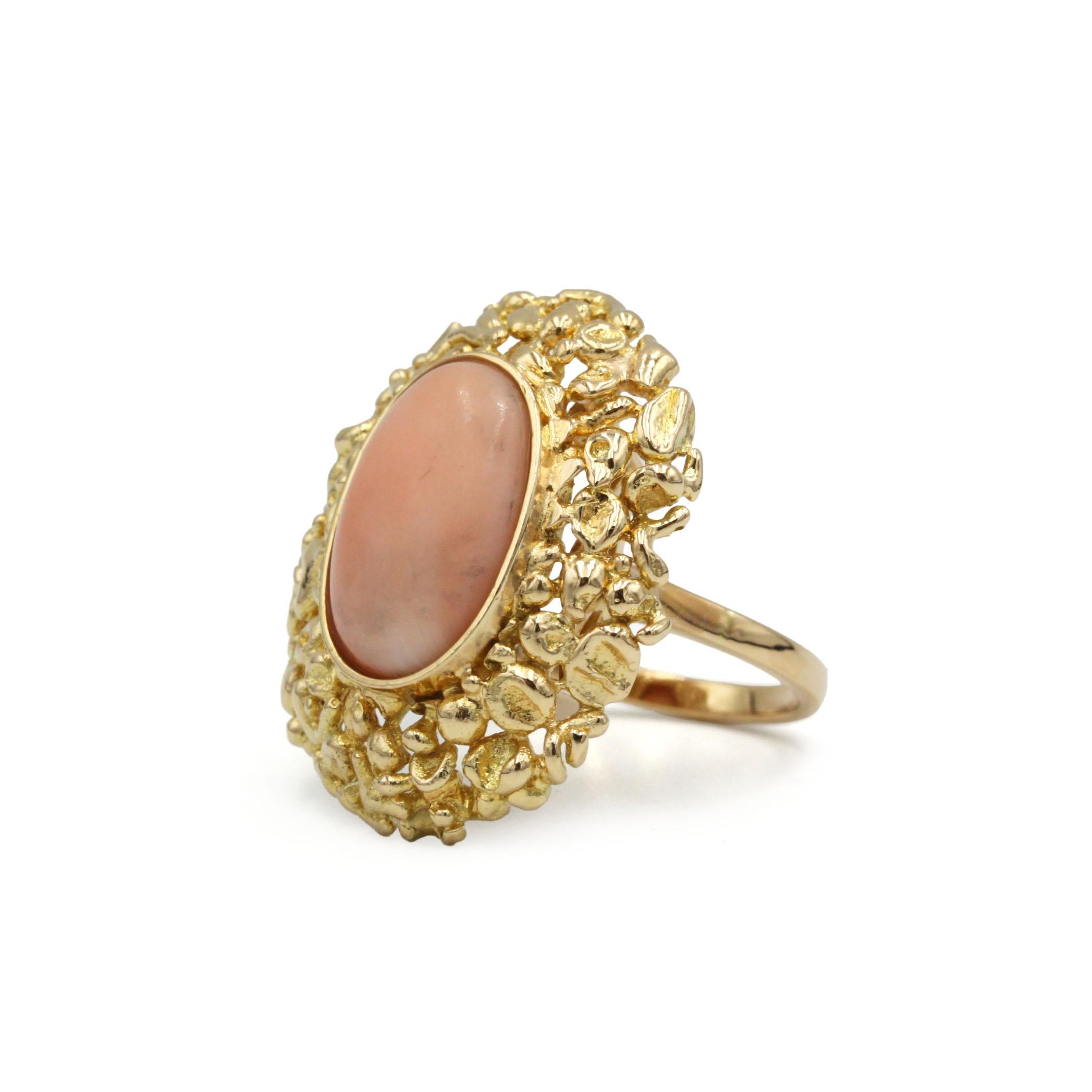 Questo affascinante anello della metà del secolo scorso incarna lo spirito inventivo dei gioielli retrò degli anni 1950-60. Realizzata in ricco oro giallo 18 kt, l'ampia incastonatura a 