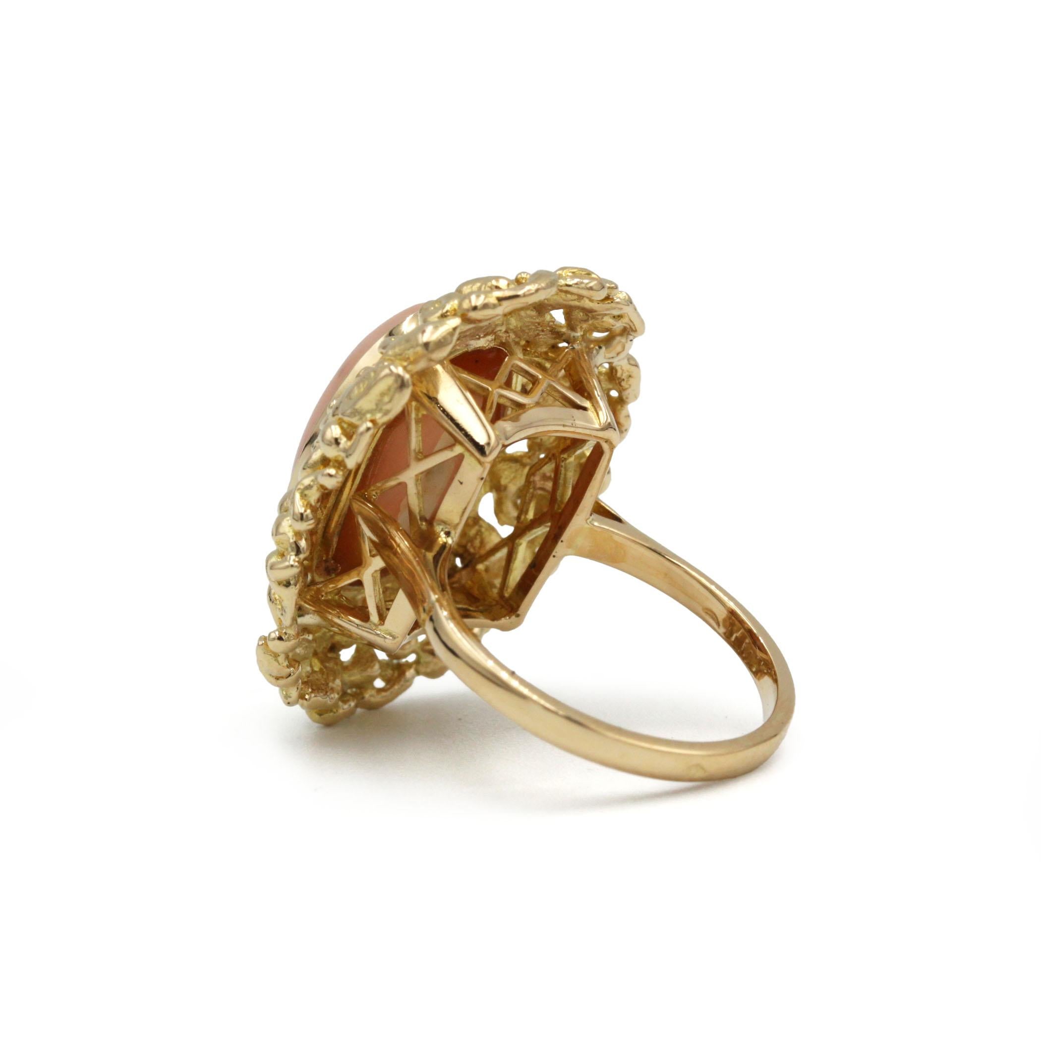 Taglio ovale Anello di corallo retrò in oro giallo 18 carati degli anni '50-'60, fascia 