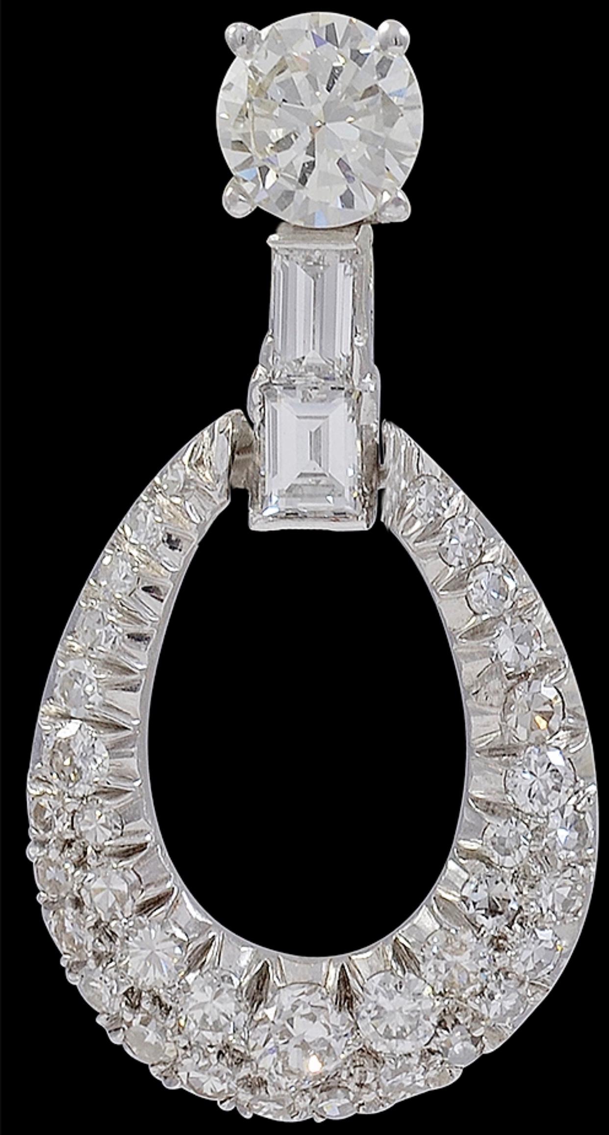 Taille ronde Pendants d'oreilles cocktail en platine avec diamants de 7 carats et diamants solitaires de 2 carats, années 1950 en vente