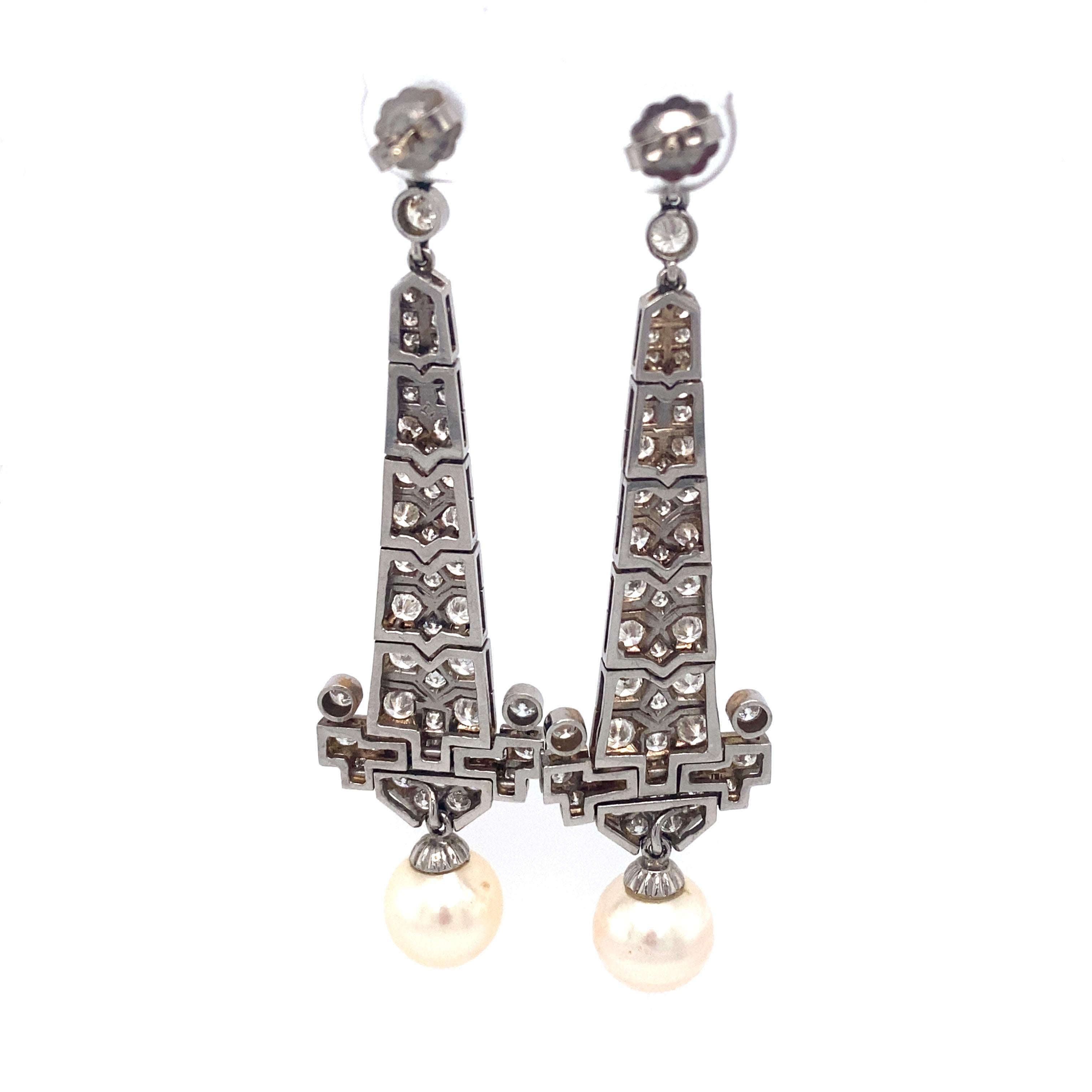 1950er Jahre 8 Karat insgesamt Diamant- und Perlen-Kronleuchter-Tropfen-Ohrringe aus 14 Karat Gold (Retro) im Angebot