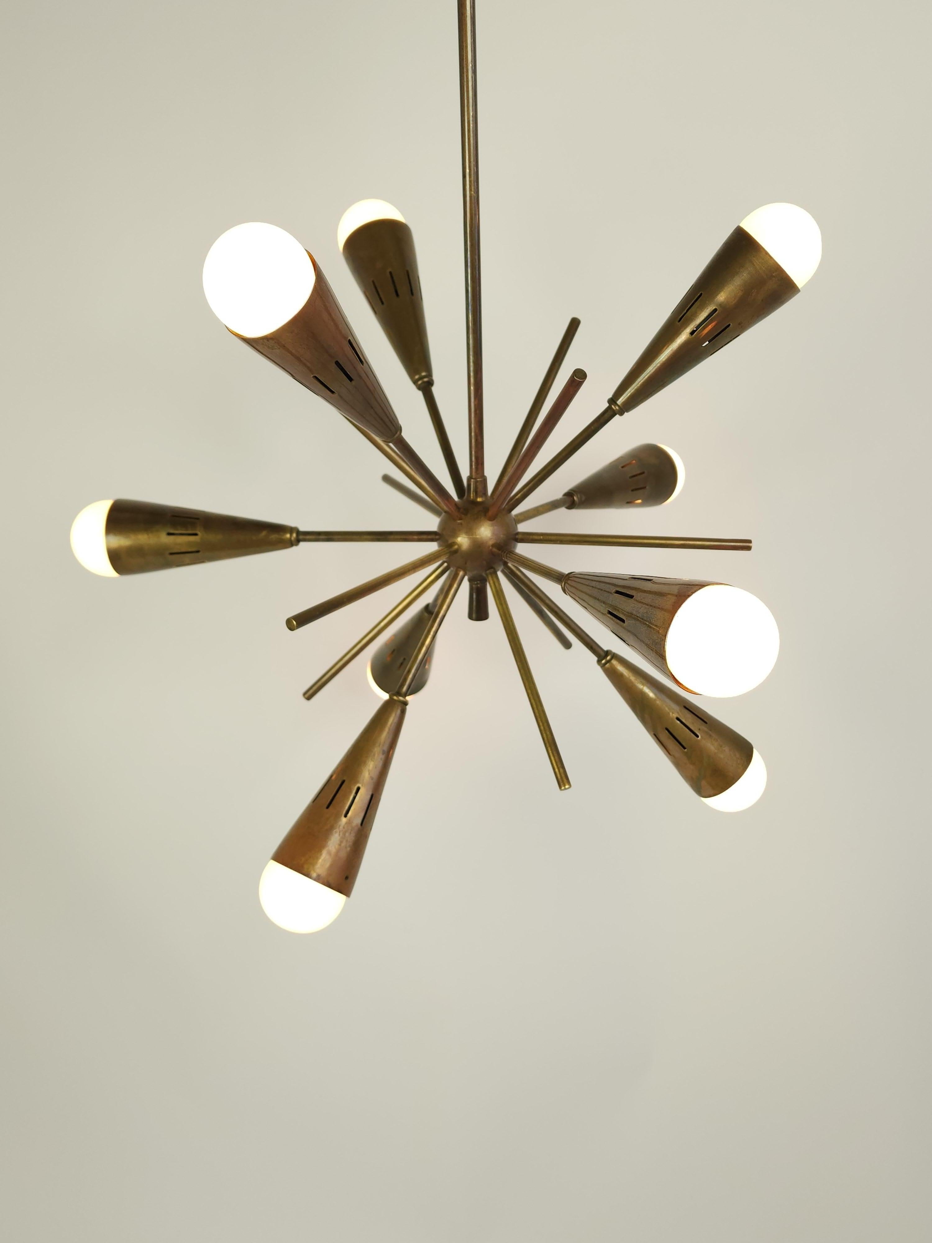 Genuine 1950s bold, brass Sputnik chandelier with great patina. 

9 arm with vented narrow conical tip plus 9  brass rod. 

Sturdy, well made construction.

E26 size socket. 



