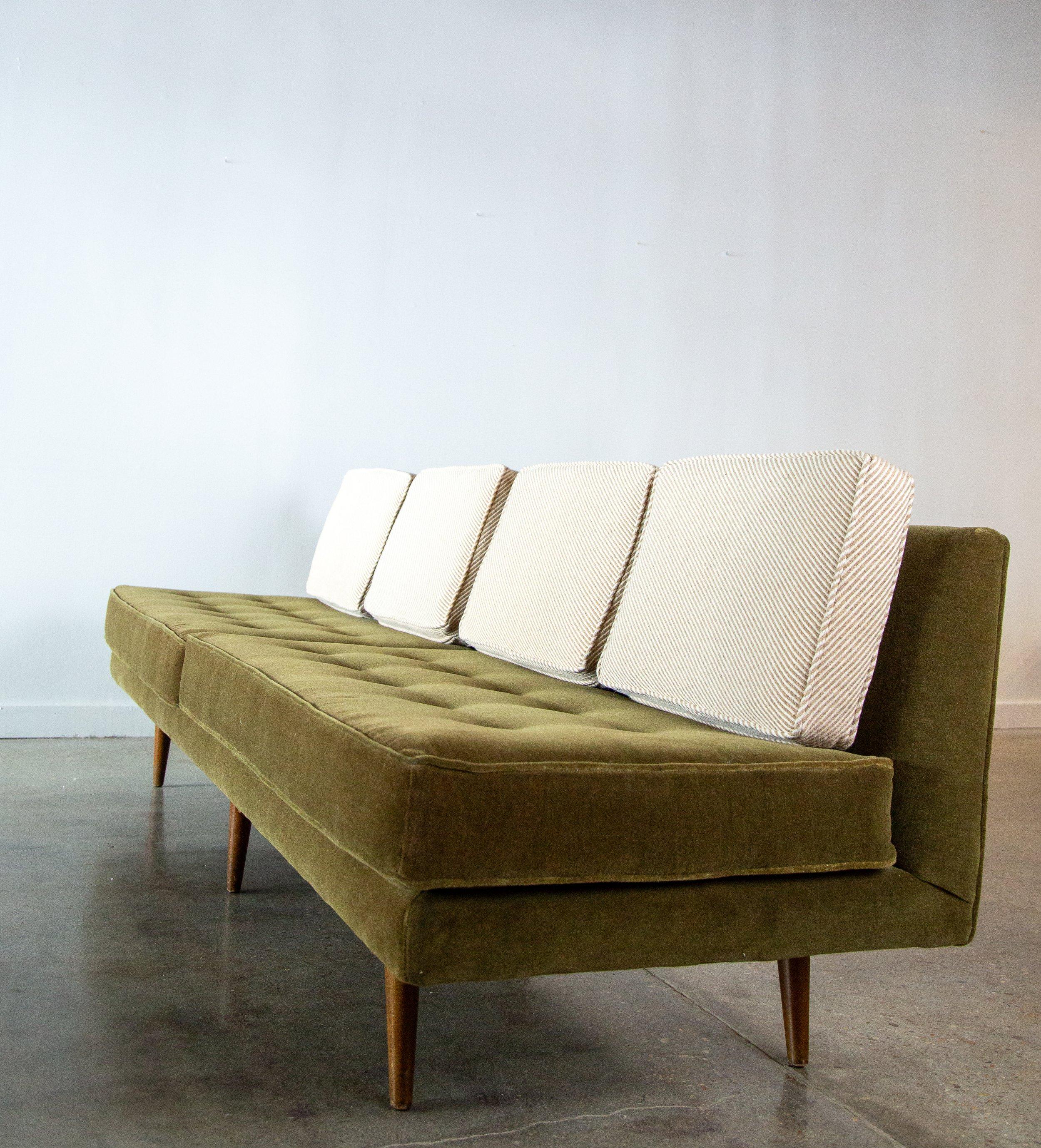 Un canapé sans accoudoir emblématique des années 1950, conçu par Edward Wormley pour Dunbar Furniture, modèle 5526. Remeublé dans une base en mohair vert avec des coussins amples en laine à rayures diagonales neutres.  Une forme très aérienne, le
