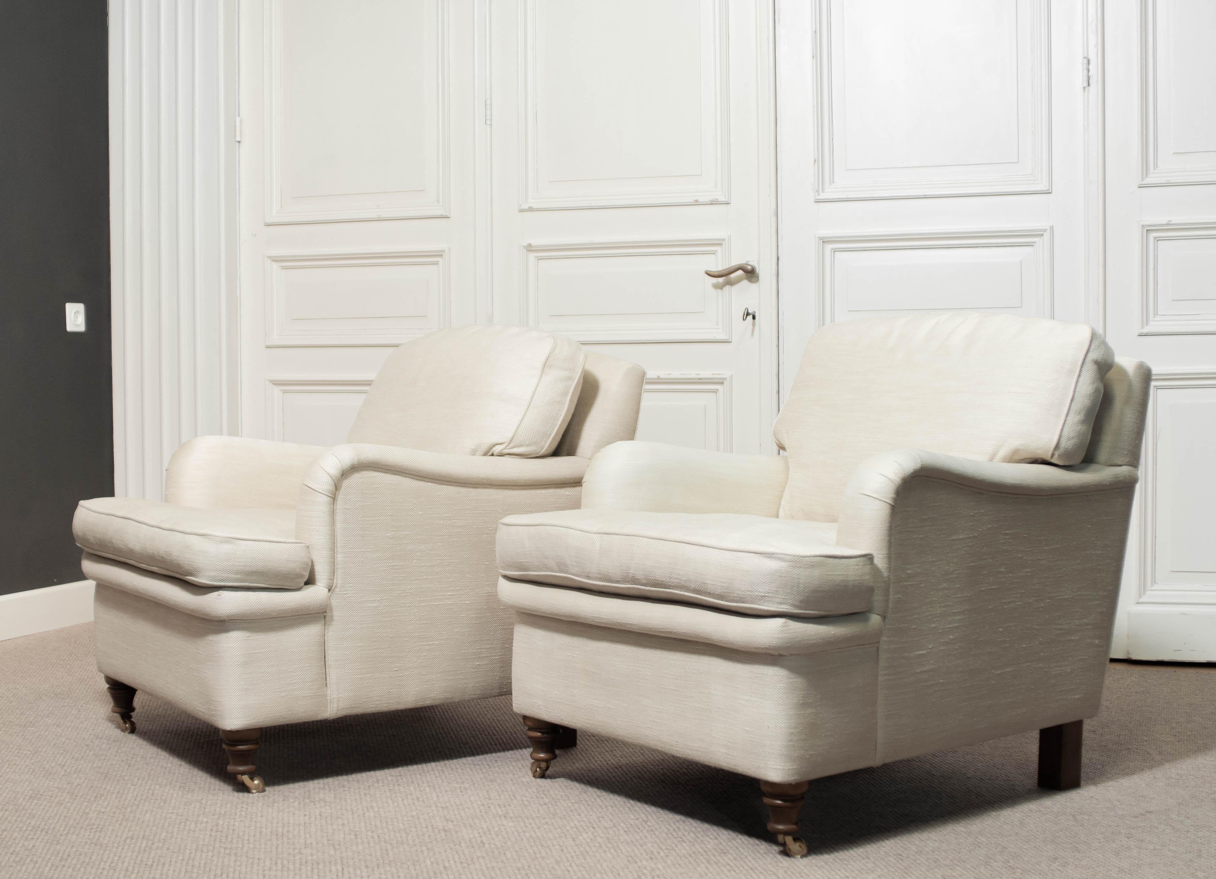 Thiele Holland is delighted to offer a luxurious pair of lounge armchairs upholstered in a cream-white wool fabric with a subtle herringbone pattern. Produced by O.H. Sjögren in the second half of the 20th century, this piece is crafted in the
