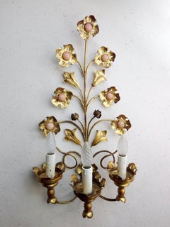 Paire de lampes murales en métal doré Tole du milieu du siècle.