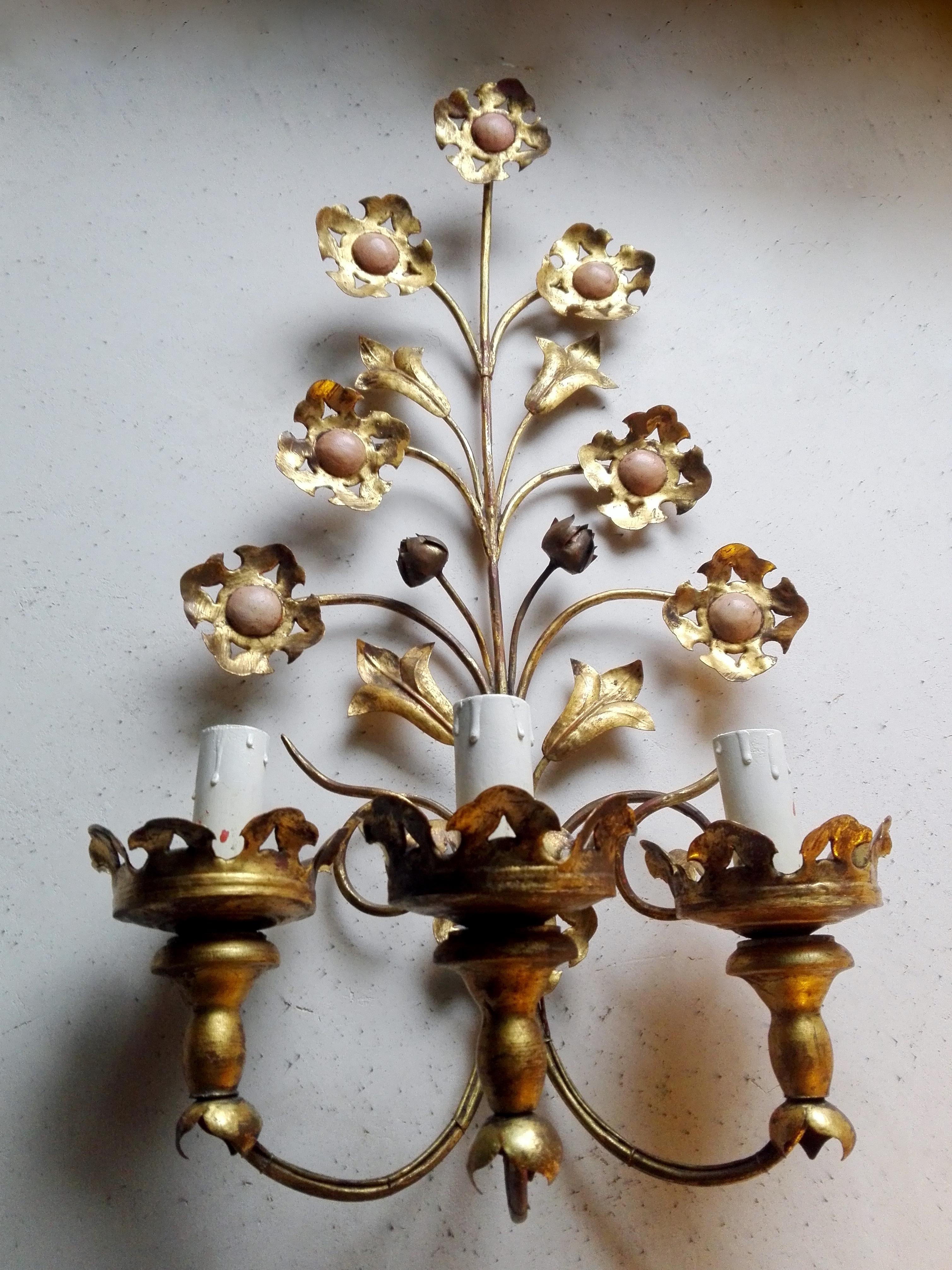 Pair of Mid-Century Italian Tole Gilt metal three-light Wall Lamps. In Good Condition For Sale In Caprino Veronese, VR