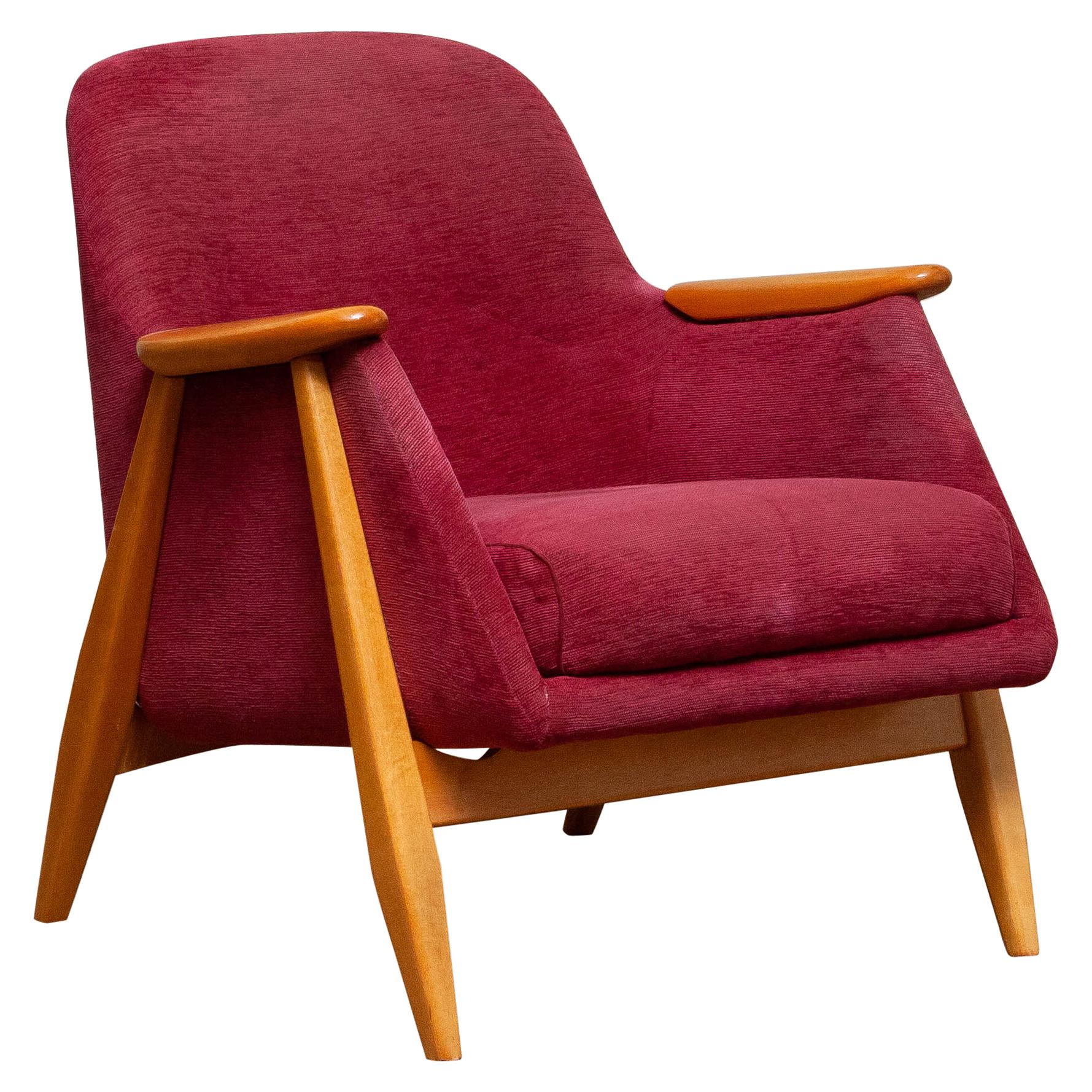 Very nice arm / easy chair designed by Svante Skogh for Asko Finland.
This chair is made of beech and original dark pink chenille/baby-roy fabric.
It is in a good condition.
Period: 1950s
Dimensions: H.75 cm, W.70 cm, D.66 cm.