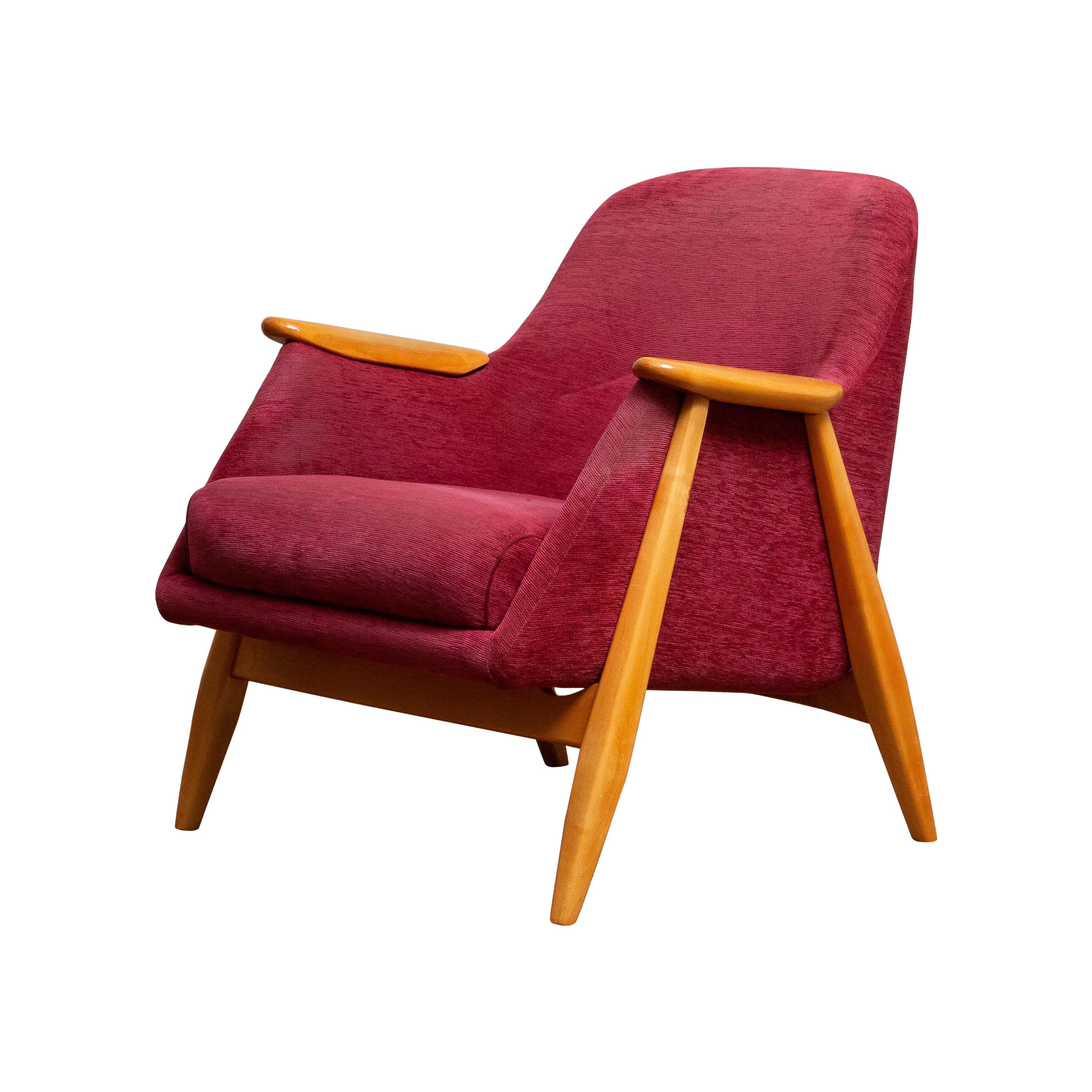 Very nice arm / easy chair designed by Svante Skogh for Asko Finland.
This chair is made of beech and original dark pink chenille/baby-roy fabric.
It is in a good condition.
Period: 1950s
Dimensions: H.75 cm, W.70 cm, D.66 cm.