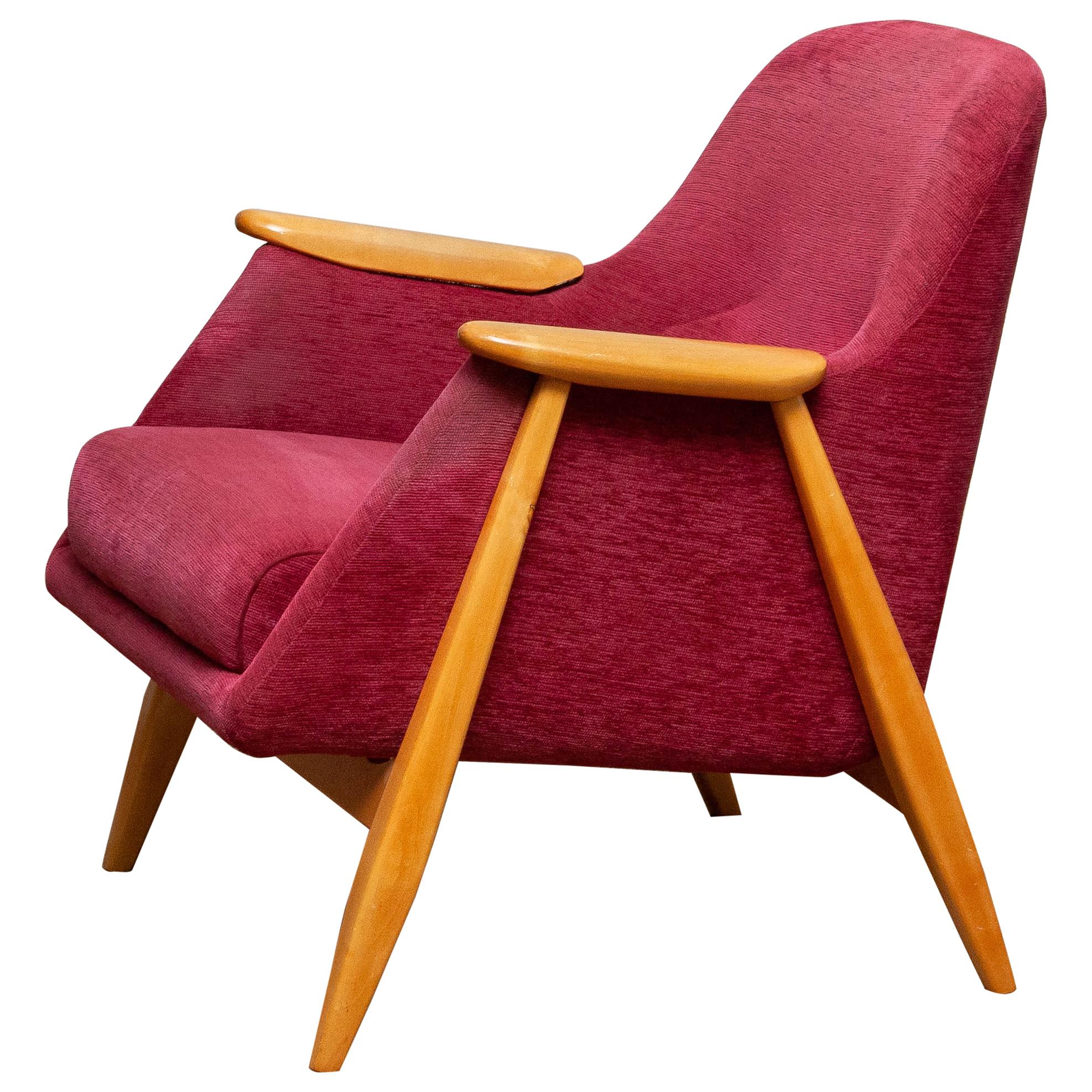 Very nice arm / easy chair designed by Svante Skogh for Asko Finland.
This chair is made of beech and original dark pink chenille/baby-roy fabric.
It is in a good condition.
Period: 1950s
Dimensions: H.75 cm, W.70 cm, D.66 cm.