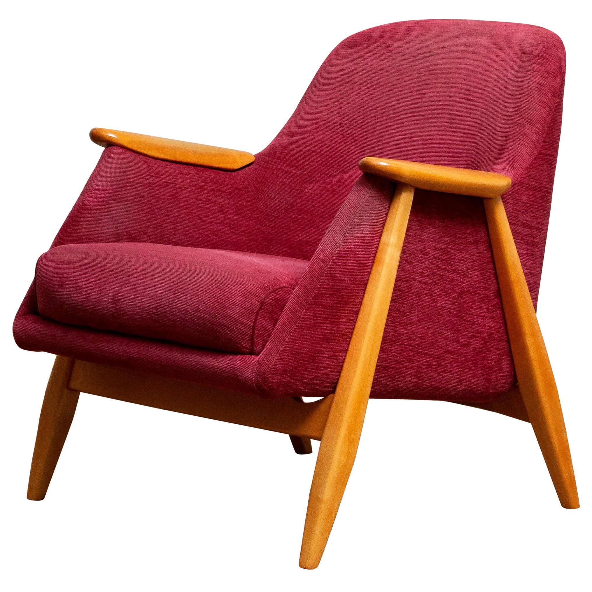 Very nice arm / easy chair designed by Svante Skogh for Asko, Finland.
This chair is made of beech and original dark pink chenille/baby-roy fabric.
It is in a good condition.
Period: 1950s
Dimensions: H.75 cm, W.70 cm, D.66 cm.
