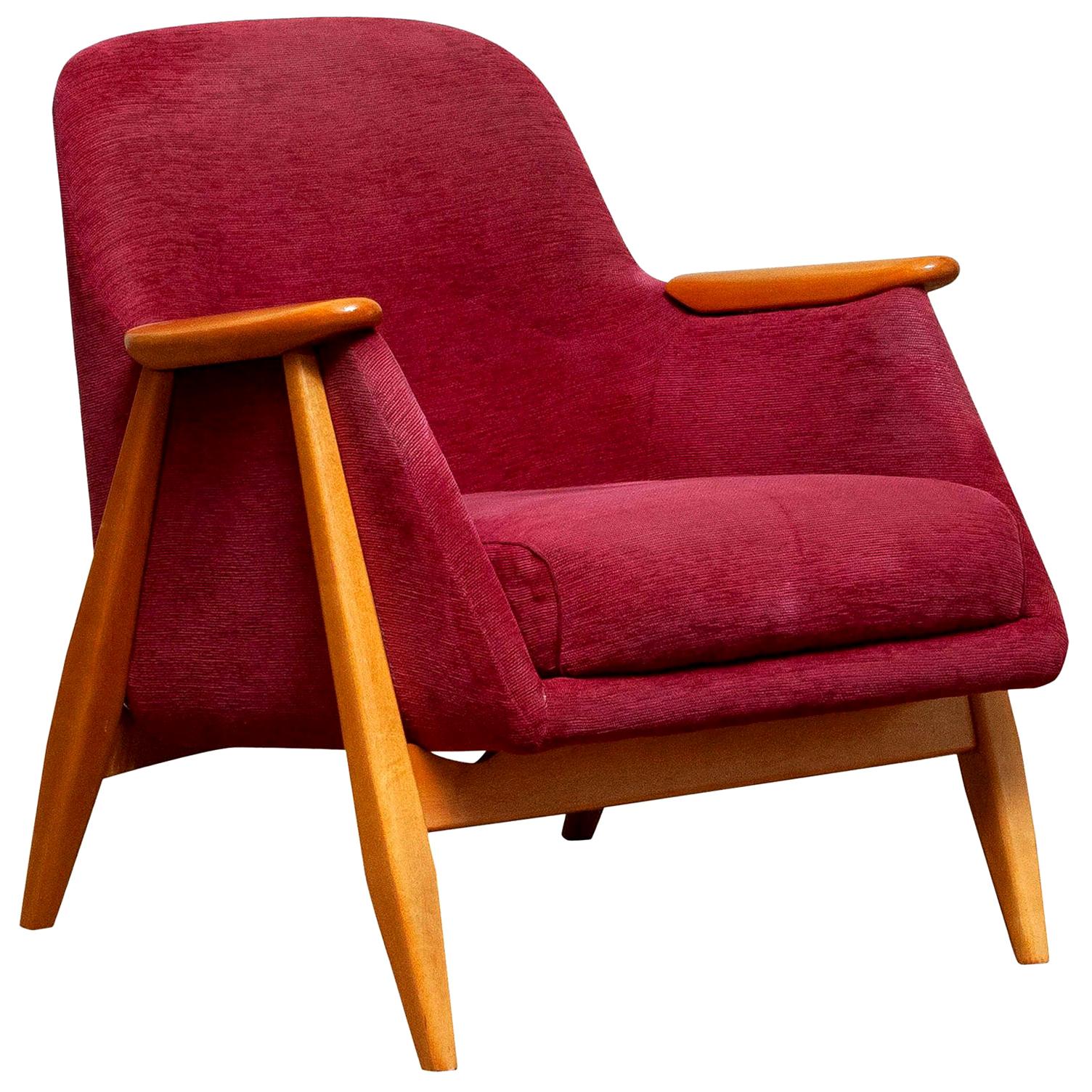 Very nice arm or easy chair designed by Svante Skogh for Asko, Finland.
This chair is made of beech and original dark pink chenille/baby-roy fabric.
It is in a good condition.
Period: 1950s
Dimensions: H 75 cm, W 70 cm, D 66 cm.