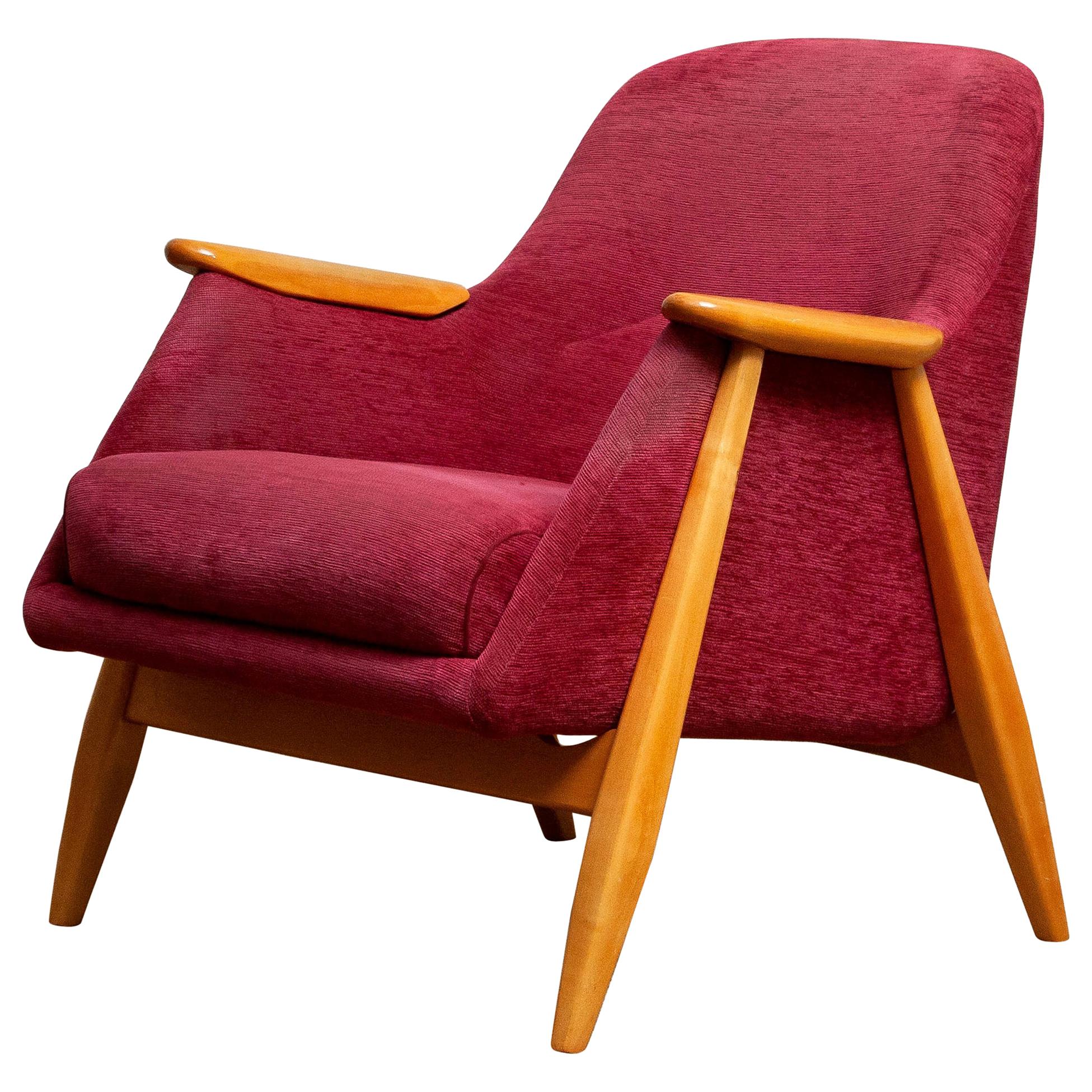Very nice arm or easy chair designed by Svante Skogh for Asko, Finland.
This chair is made of beech and original dark pink chenille/baby-roy fabric.
It is in a good condition.
Period: 1950s
Dimensions: H 75 cm, W 70 cm, D 66 cm.