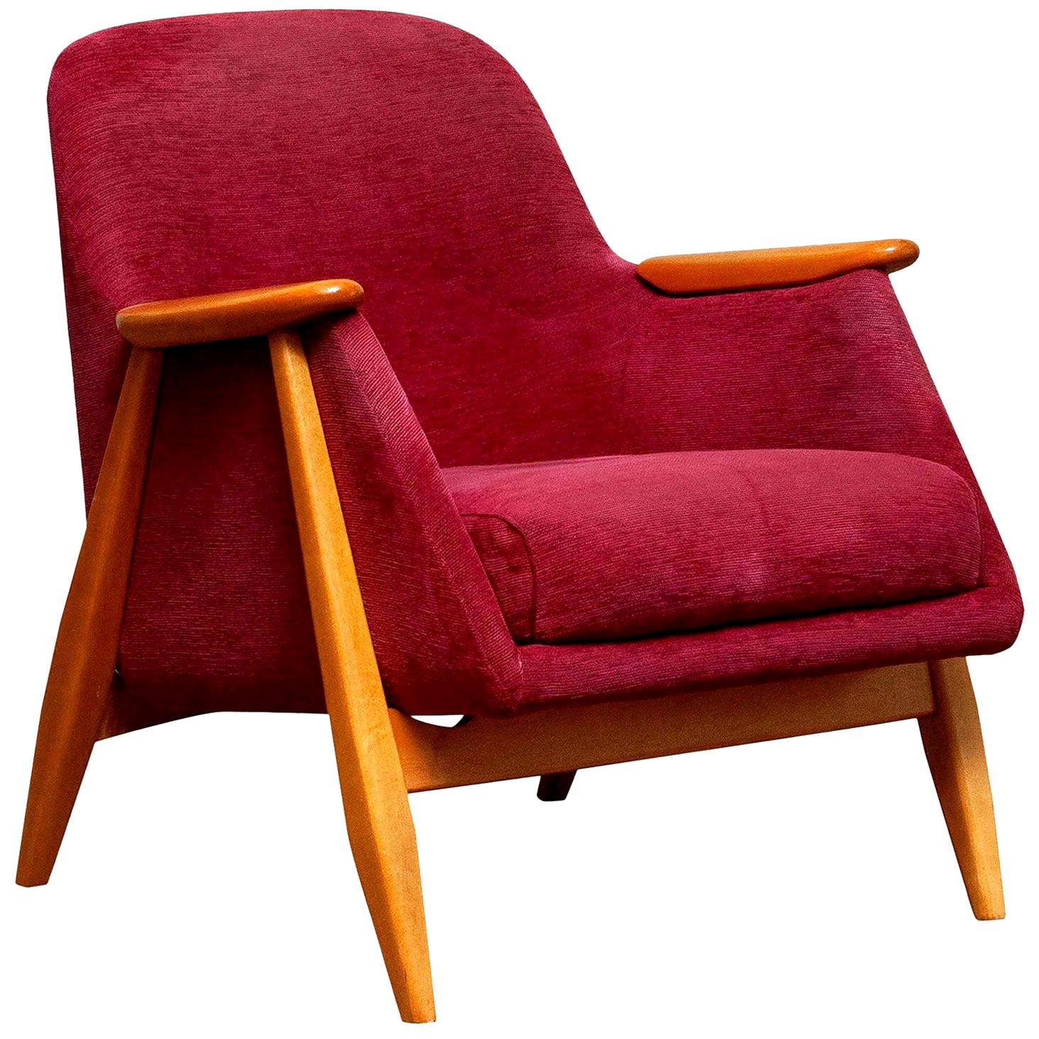 Very nice arm or easy chair designed by Svante Skogh for Asko, Finland.
This chair is made of beech and original dark pink chenille or baby-roy fabric.
It is in a good condition.
Period: 1950s
Dimensions: H 75 cm, W 70 cm, D 66 cm.