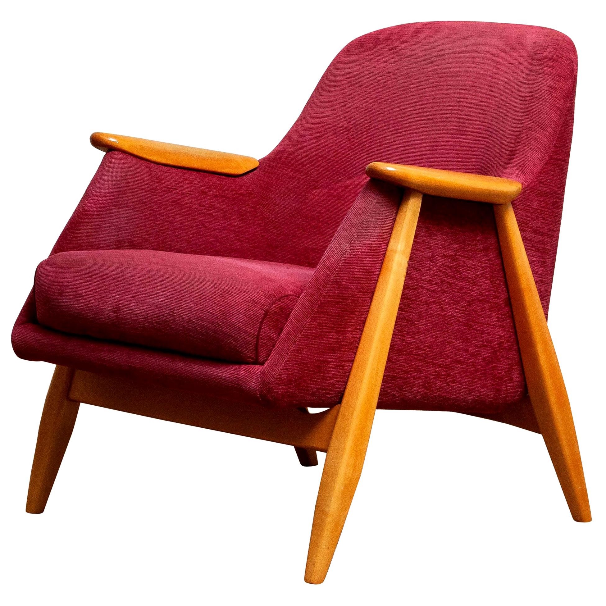 Very nice arm or easy chair designed by Svante Skogh for Asko, Finland.
This chair is made of beech and original dark pink chenille or baby-roy fabric.
It is in a good condition.
Period: 1950s
Dimensions: H 75 cm, W 70 cm, D 66 cm.