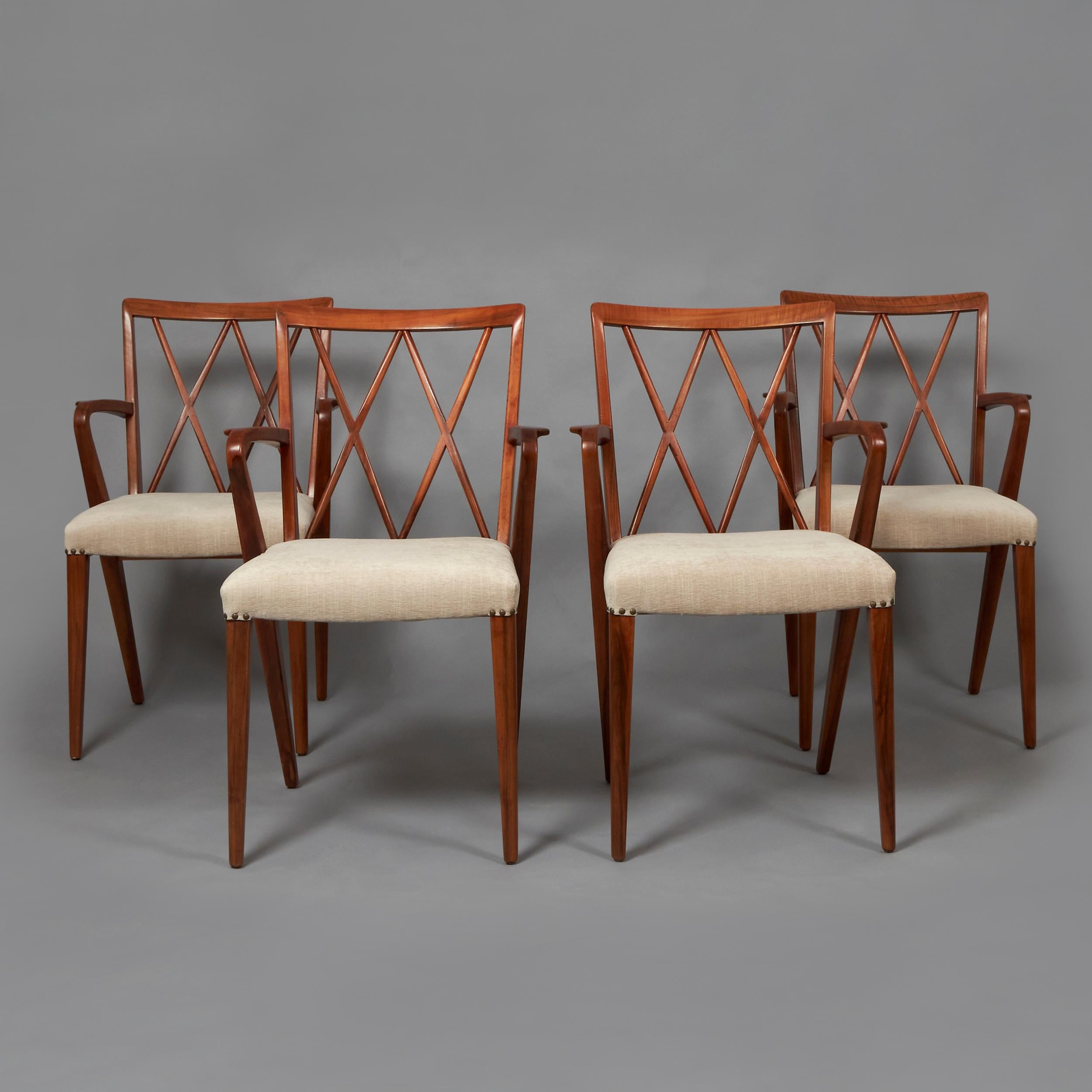 Ensemble de quatre chaises de salle à manger par le designer néerlandais A.A. Patijn pour Zijlstra Joure en bois de cerisier et tapisserie. Excellent état restauré, retapissé. Pays-Bas, années 1950.