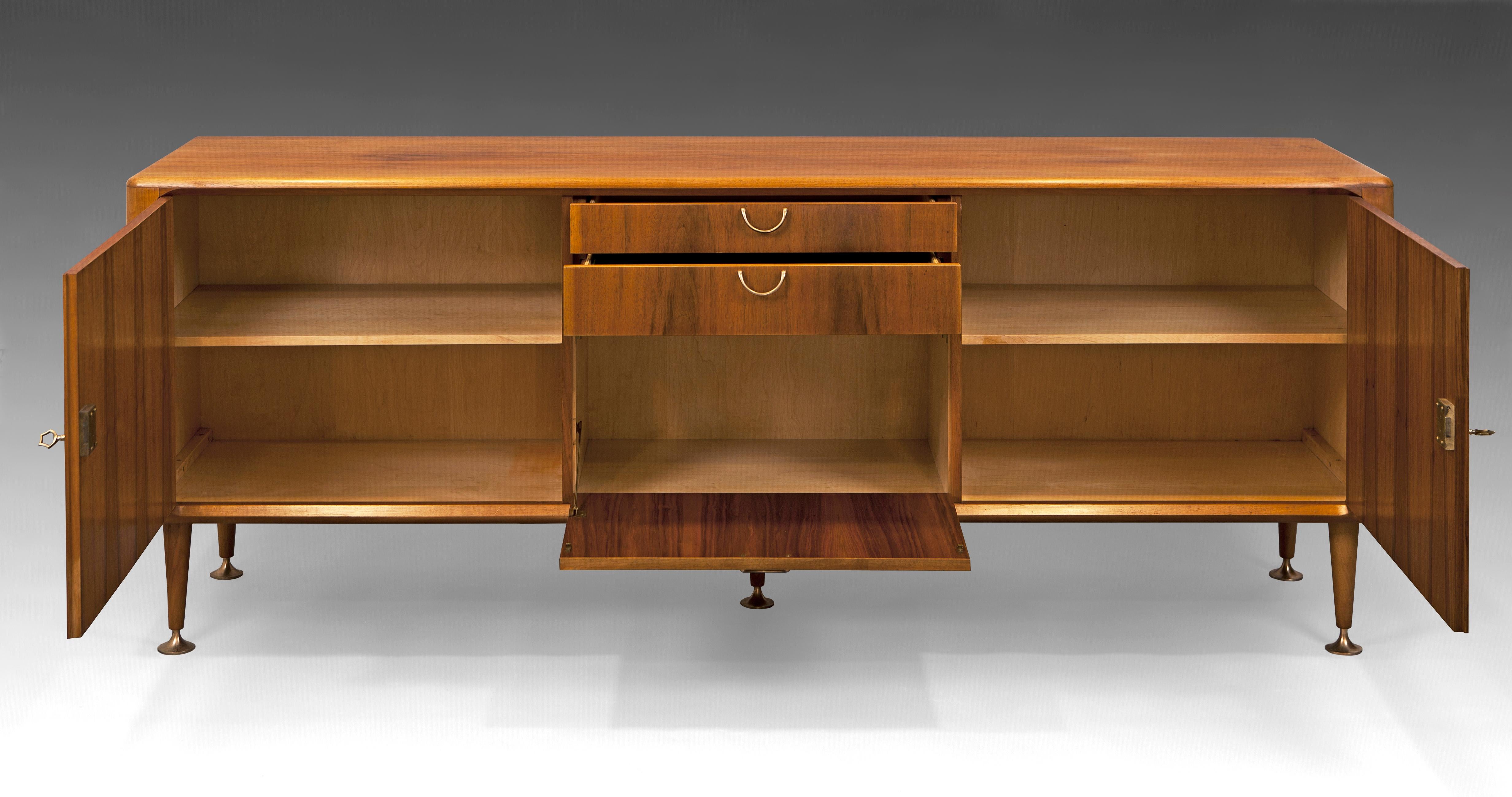 Moderne Mitte des Jahrhunderts  A.A. Patijn Sideboard aus Nussbaumholz im Zustand „Hervorragend“ im Angebot in Madrid, ES