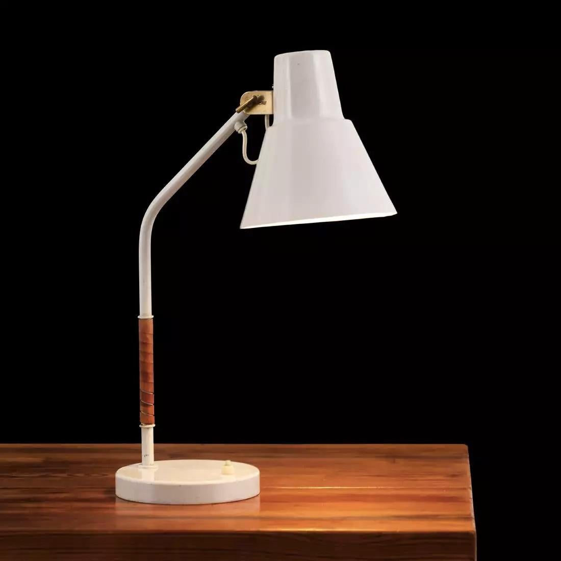 1950s Aarne Ervi 'AK 22' table lamp for Itsu. A rare and elegant table lamp executed in enameled metal, brass and leather. Shade is adjustable. A contemporary of Paavo Tynell, the refined work of Aarne Ervi has made him an increasingly valued