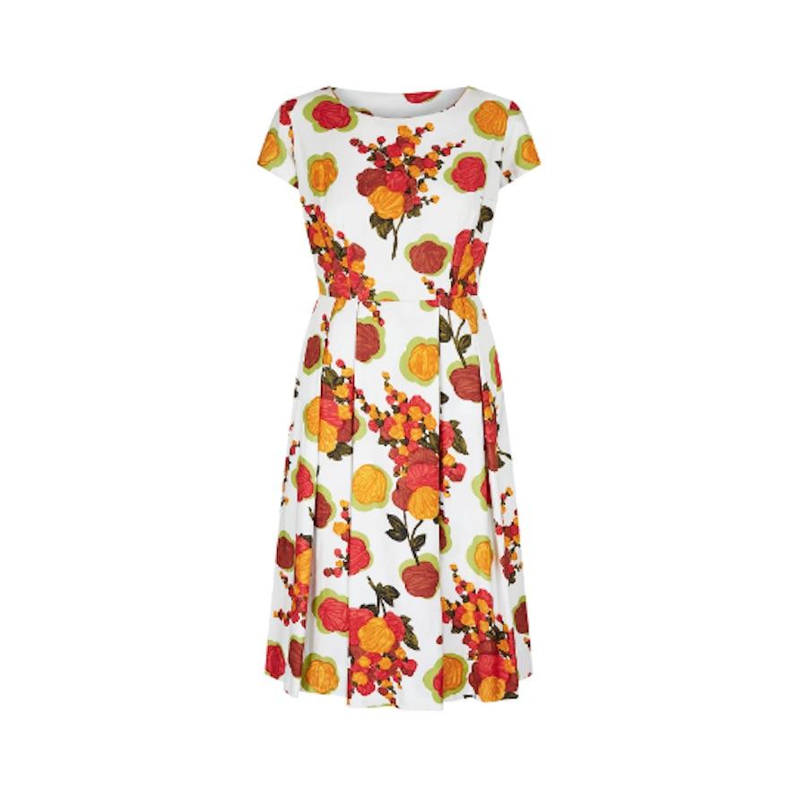 Dieses originelle Baumwollkleid aus den späten 1950er bis frühen 1960er Jahren zeigt eine malerische Komposition aus einzelnen abstrakten Blumen mit grünem Halo-Hintergrund und einer größeren Blumenkomposition in kräftigen Grün-, Rot- und