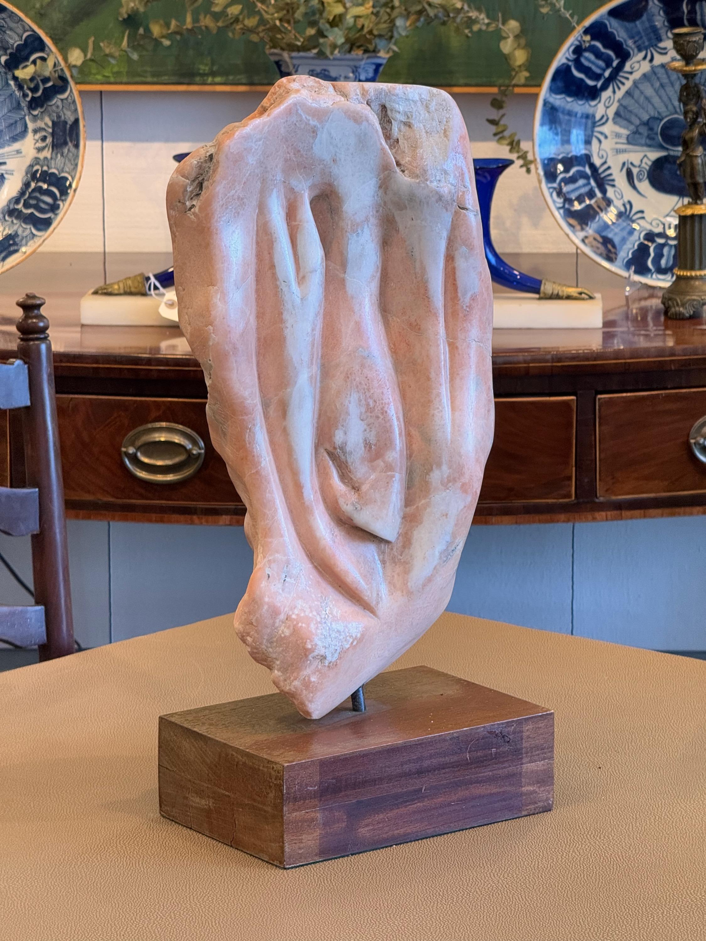 Une sculpture moderne du milieu du siècle. Sculptée dans du marbre rose.