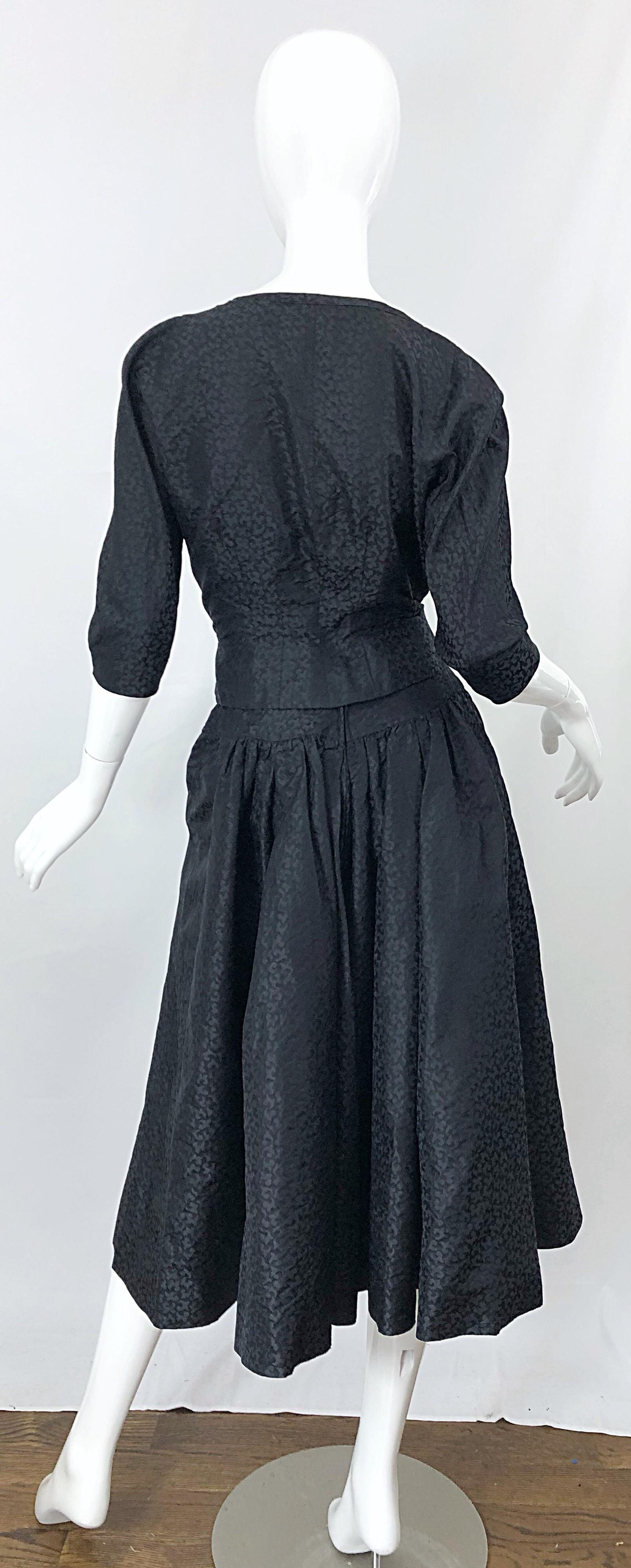 Noir Adele Simpson - Robe et veste en soie noire vintage, coupe ajustée et évasée, années 1950 en vente
