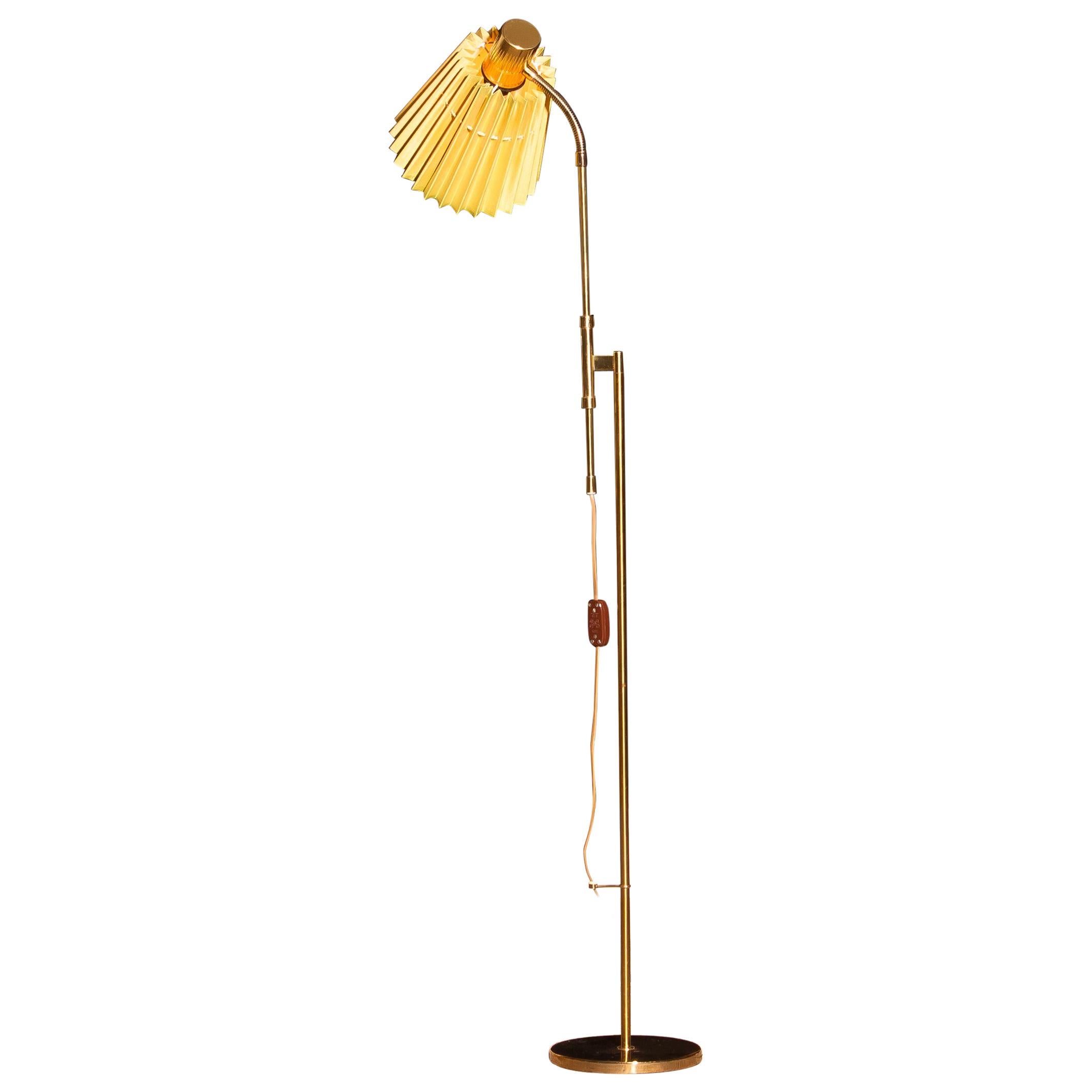 Adjustable brass floor lamp by Möllers Armaturfabrik, Sweden. 
It's in perfect condition and technically 100%. 
Wired for 110 and 220 volts.
Period 1950.
Measures: Height is adjustable between 115 and 145 cm.
The shade is ø 20 cm.