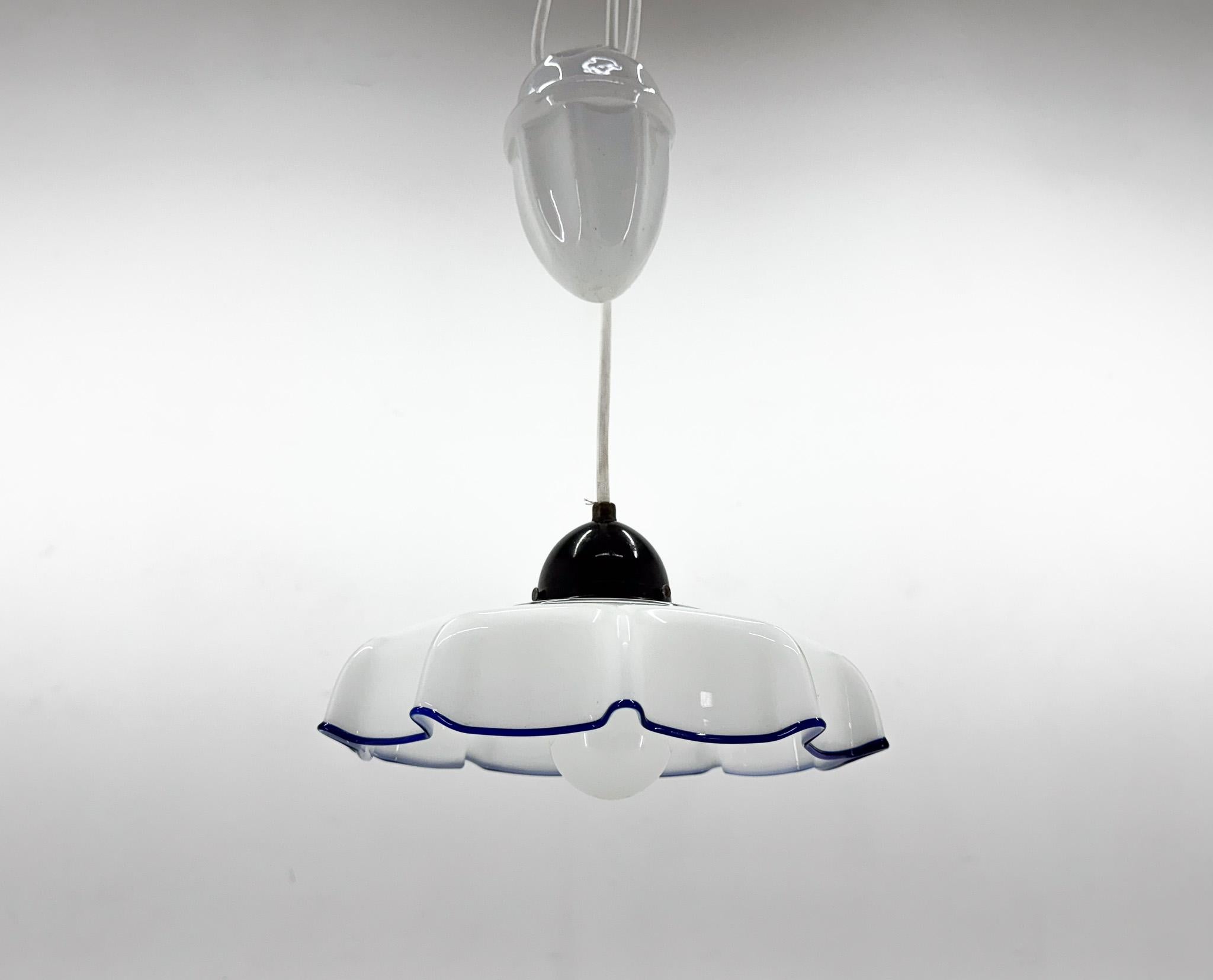 Lampada a sospensione regolabile in vetro e ceramica degli anni '50 In condizioni buone in vendita a Praha, CZ