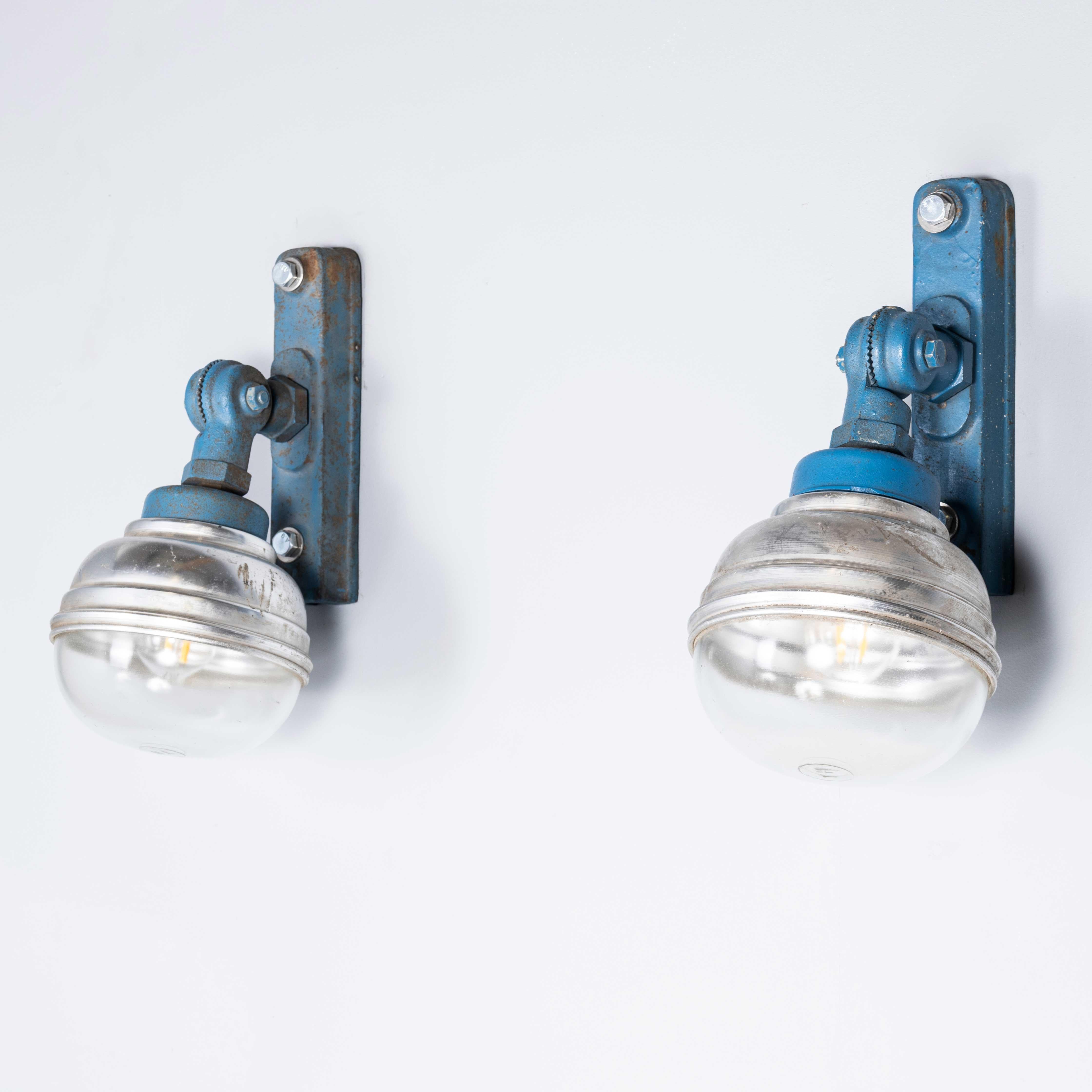 1950’s Adjustable Holophane Industrial Steel Wall Lamps – Pair
1950’s Adjustable Industrial Steel Wall Lamps – Pair. Sourced from a mechanics garage in the south east of France these lamps hung proudly on the entrance façade of the garage.
The bases