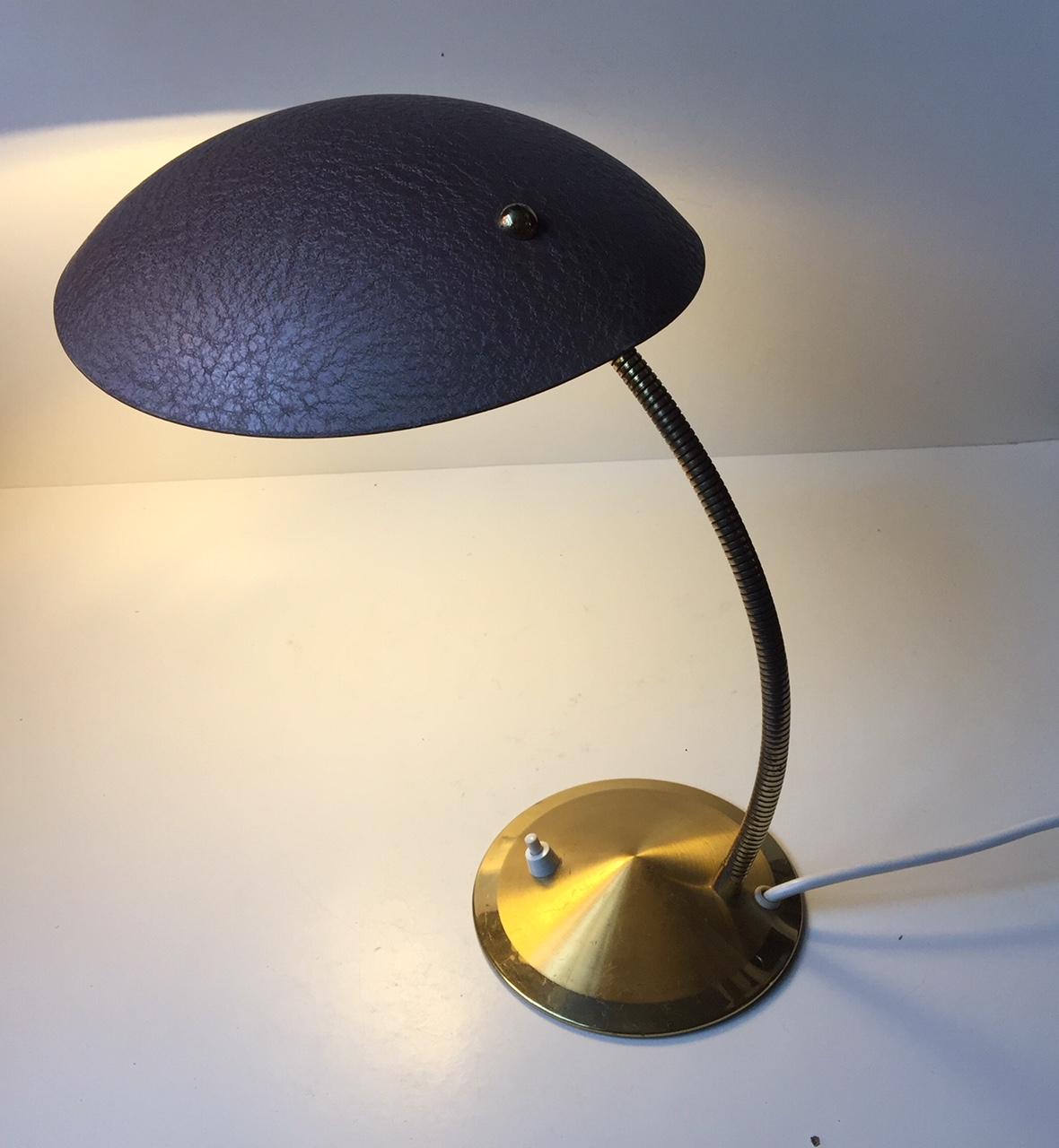 1950s Adjustable Italian Desk Lamp with Rose Gold Wrinkle Paint & Brass Details In Good Condition In Esbjerg, DK