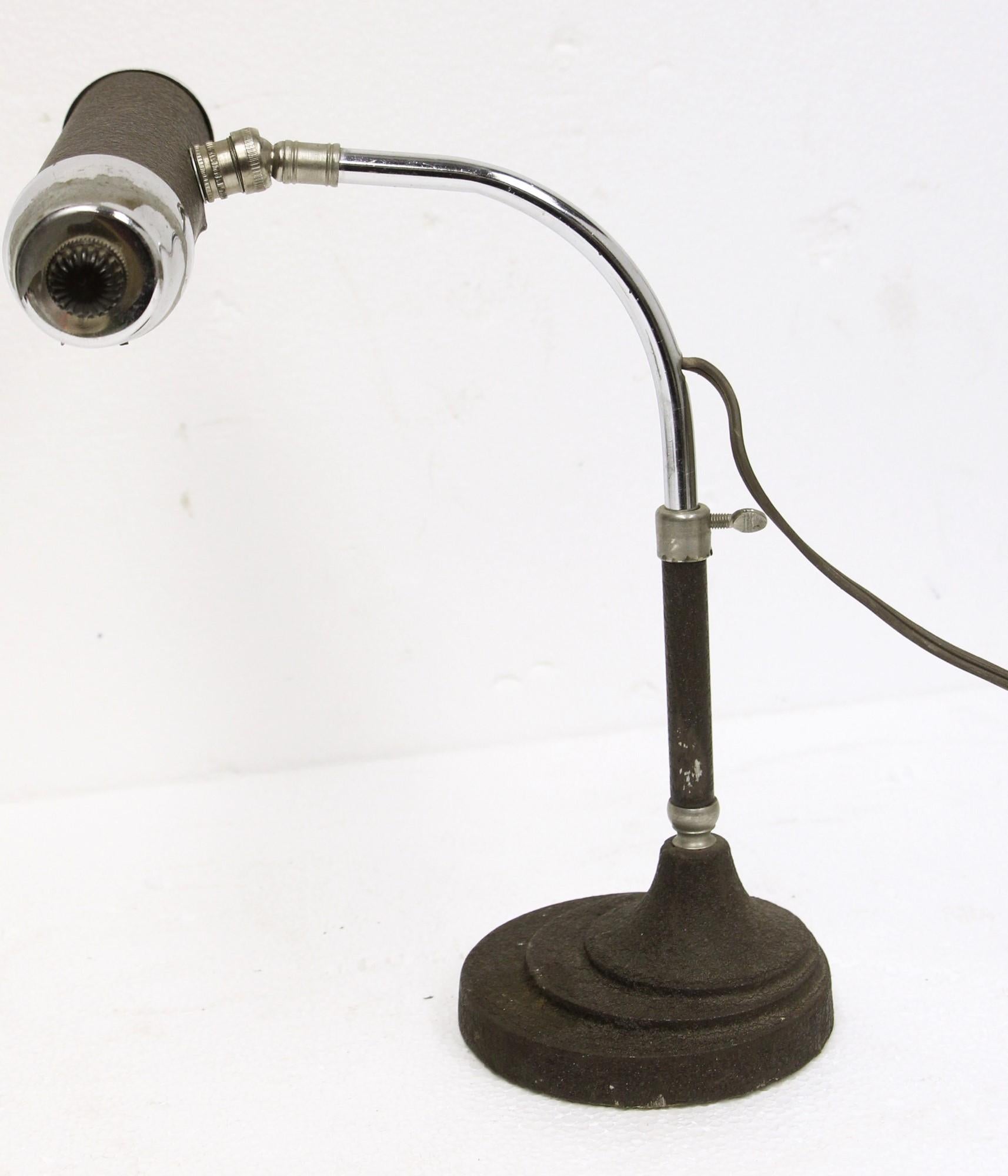 American 1950s Adjustable Piano Bankers Desk Lamp in Textured Enamel and Chrome Vintage
