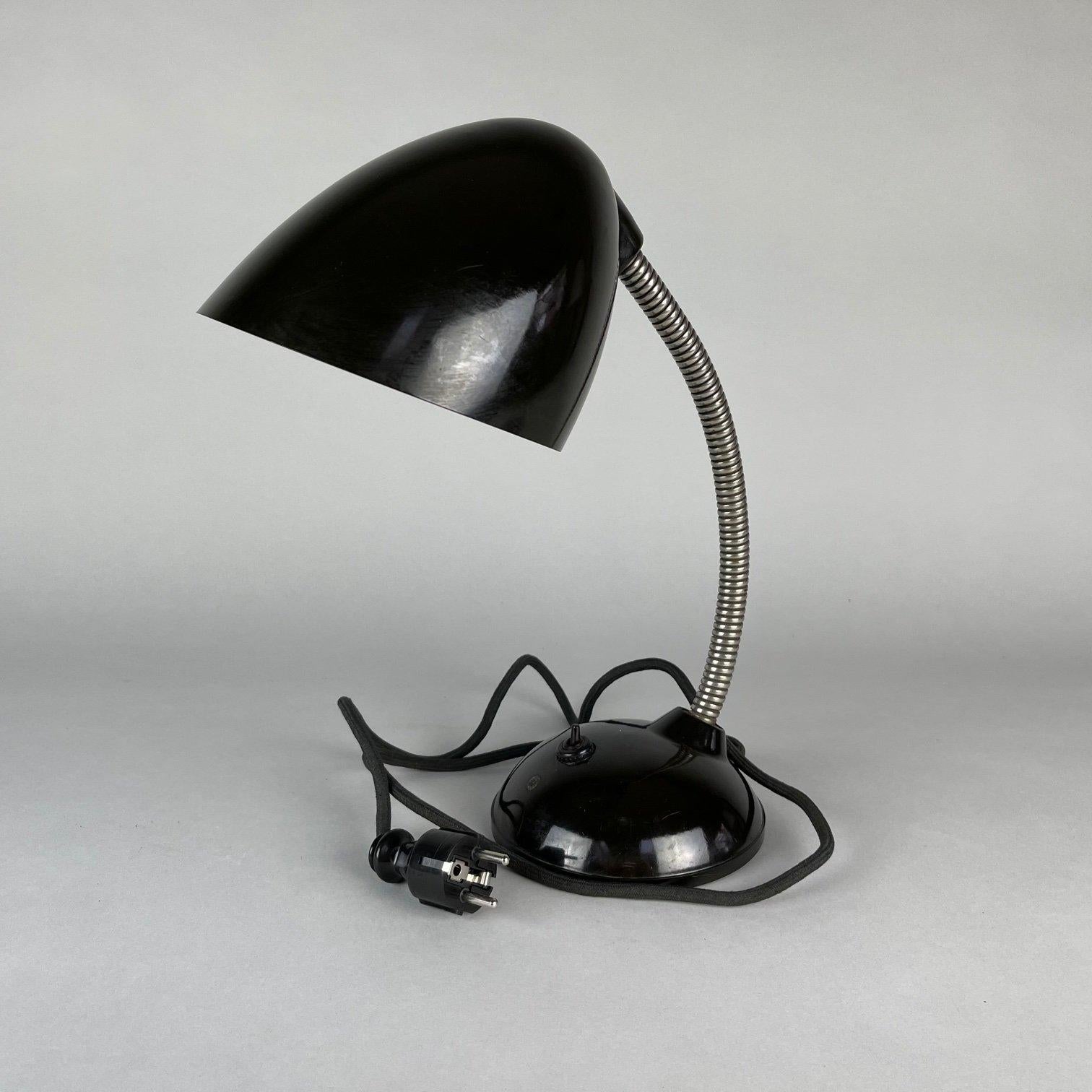 Tchèque Lampe de bureau réglable des années 1950 d'Eric Kirkman Cole, Tchécoslovaquie en vente