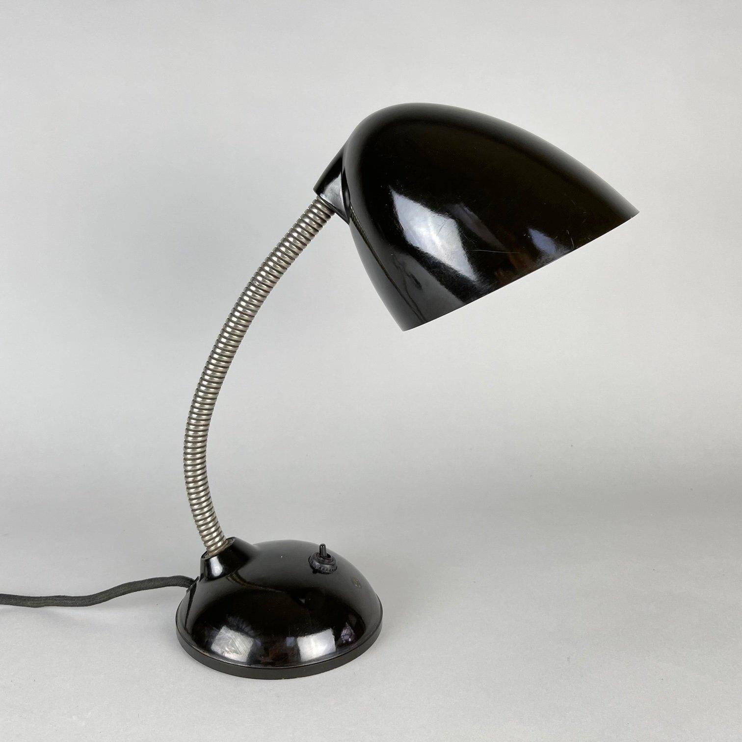 20ième siècle Lampe de bureau réglable des années 1950 d'Eric Kirkman Cole, Tchécoslovaquie en vente
