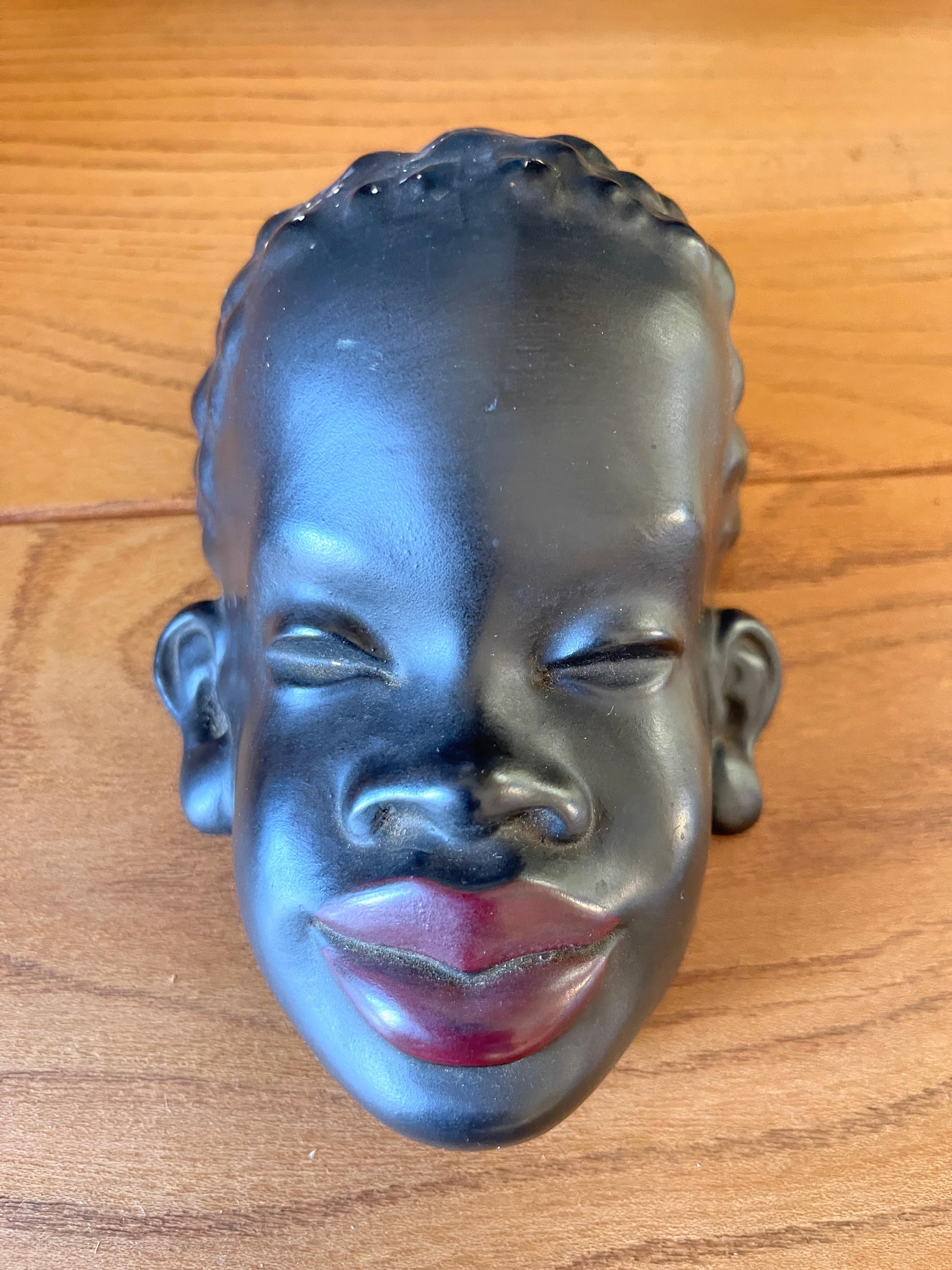 Afrikanische Frau aus den 1950er Jahren, die Keramik kocht
Französische Arbeit