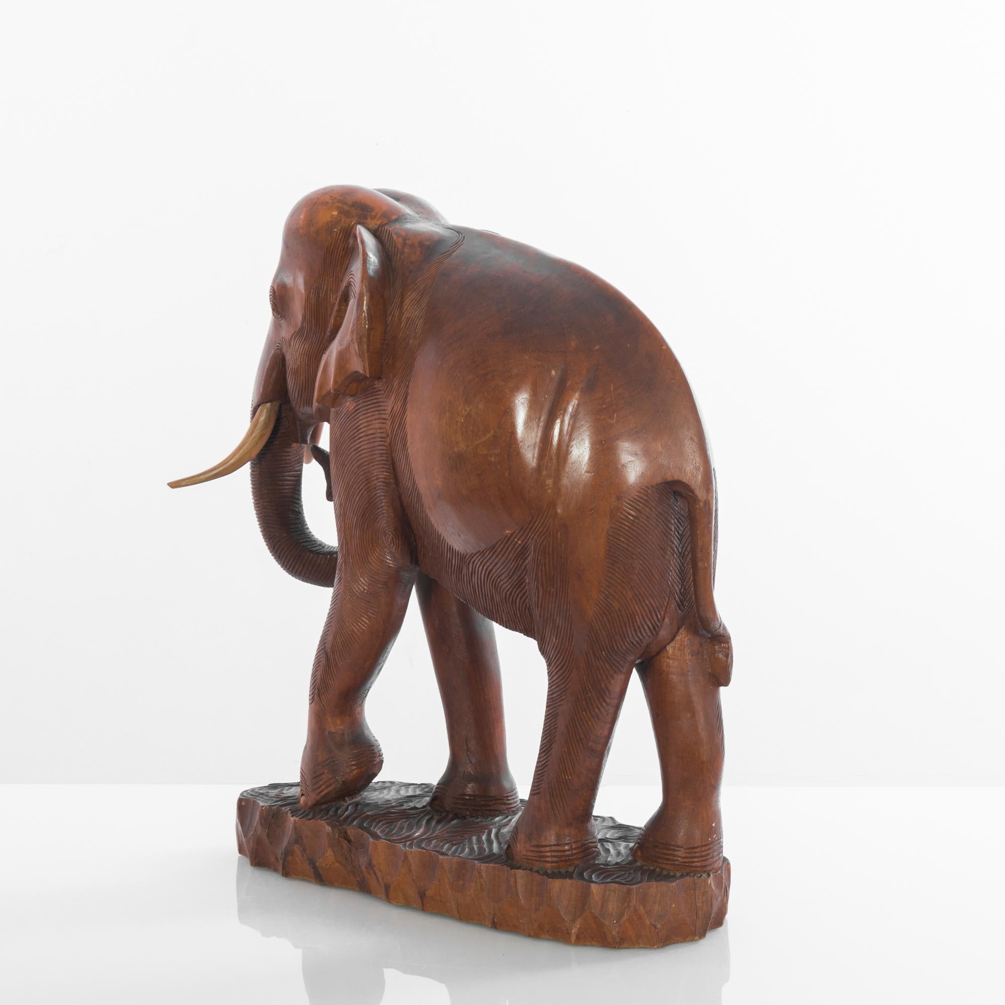 Africain Éléphant africain en bois des années 1950 en vente