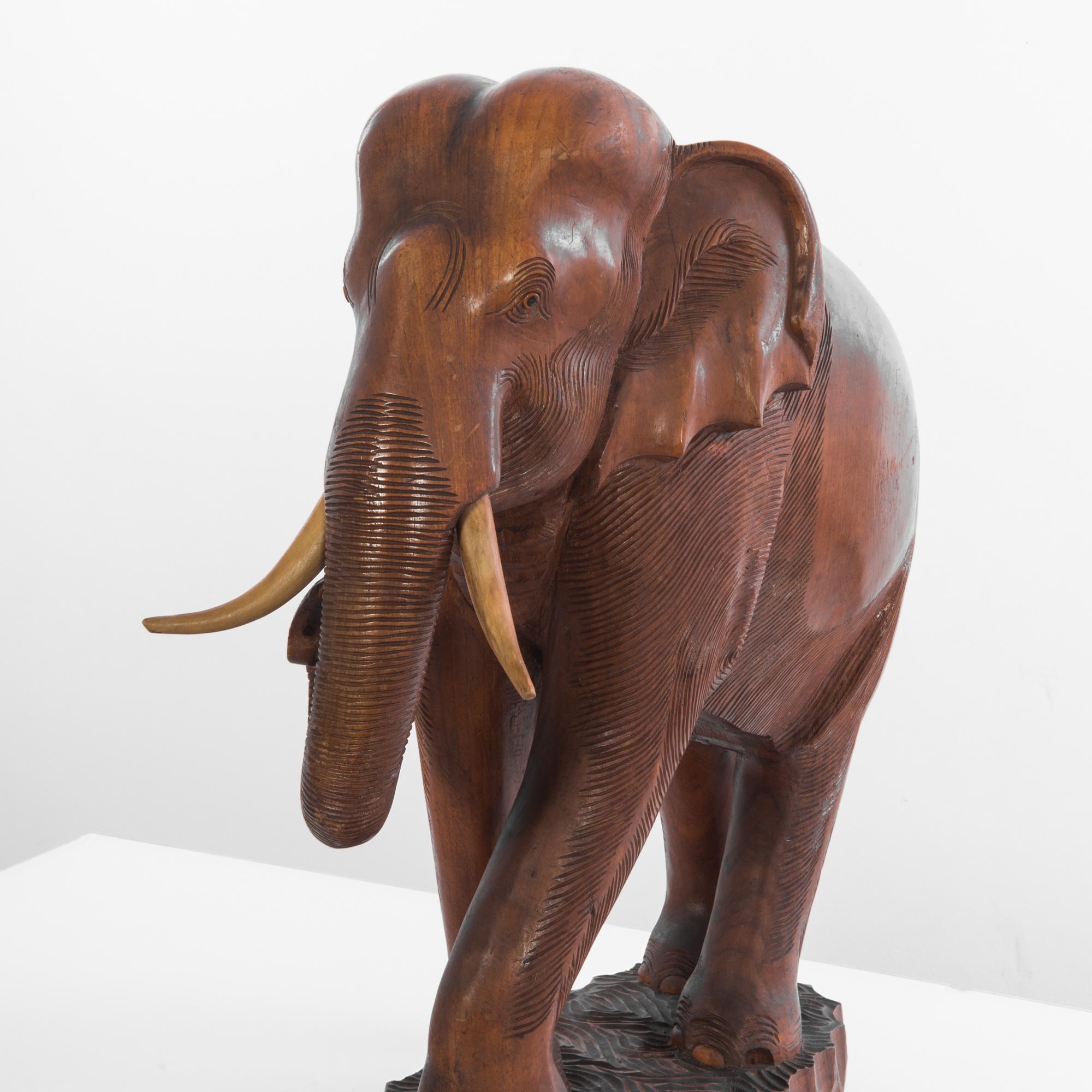 20ième siècle Éléphant africain en bois des années 1950 en vente