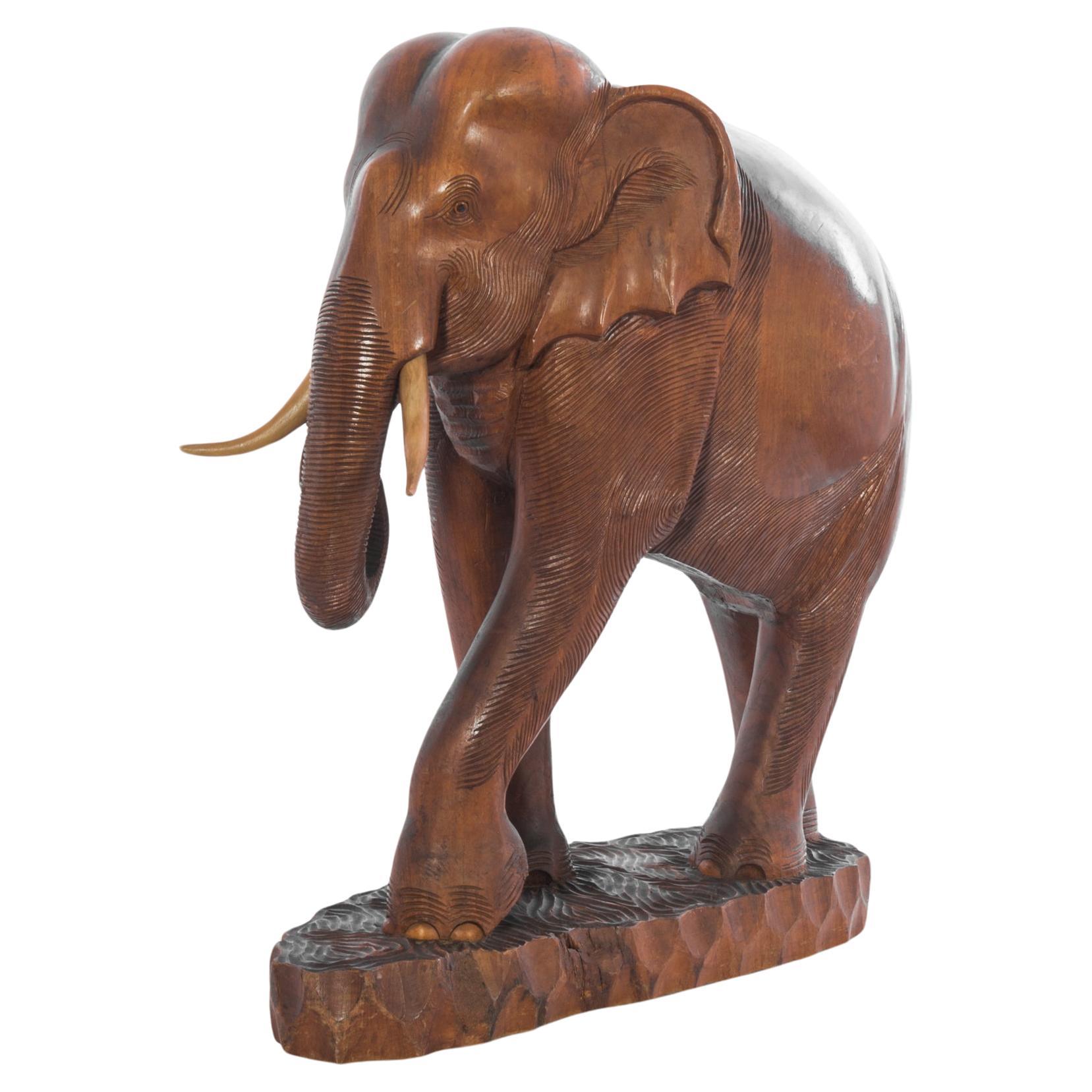 Éléphant africain en bois des années 1950 en vente