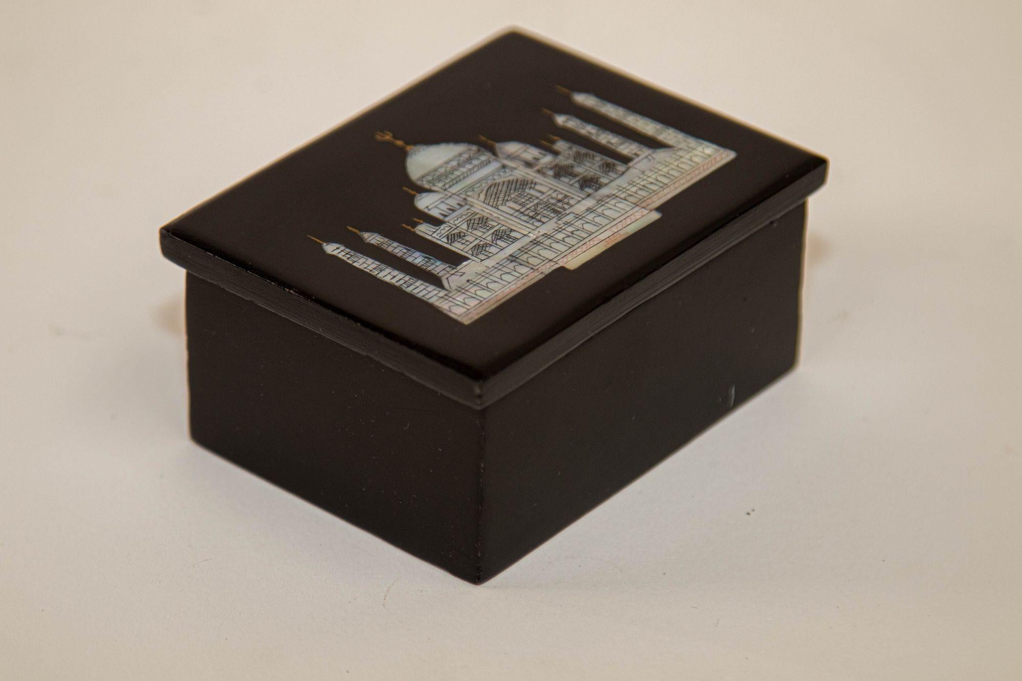 1950's Agra India Black Marble Box with The Taj Mahal in Mother of Pearl Inlaid For Sale 4