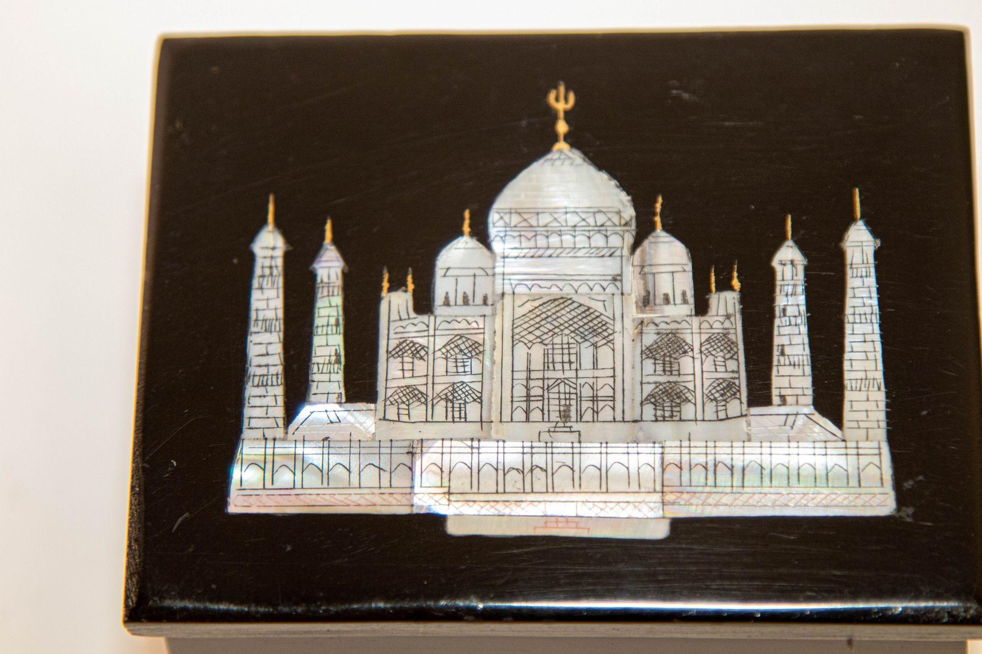 1950's Agra India Black Marble Box with The Taj Mahal in Mother of Pearl Inlaid For Sale 6
