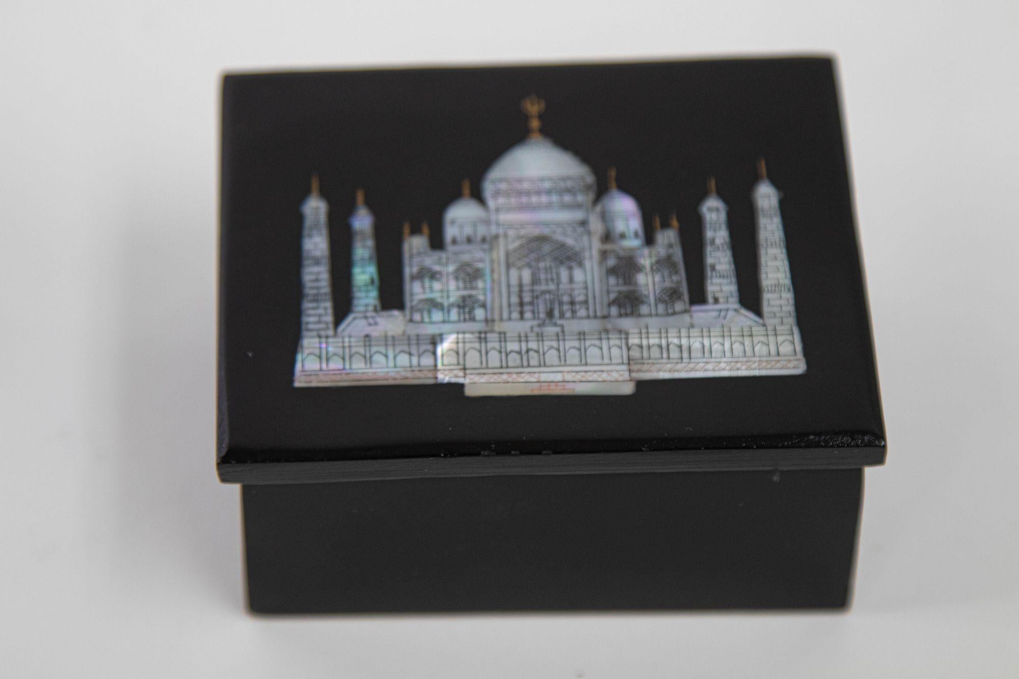 1950's Agra Indian Mother of Pearl and Black Marble Box with The Taj Mahal Inlays.Onyx Black Marble Box with Pietra Dura Intricate Mother of Pearl Inlay of the Taj Mahal.Fine Quality Mother of Pearl Inlaid Taj Mahal Box.Black marble trinket box with