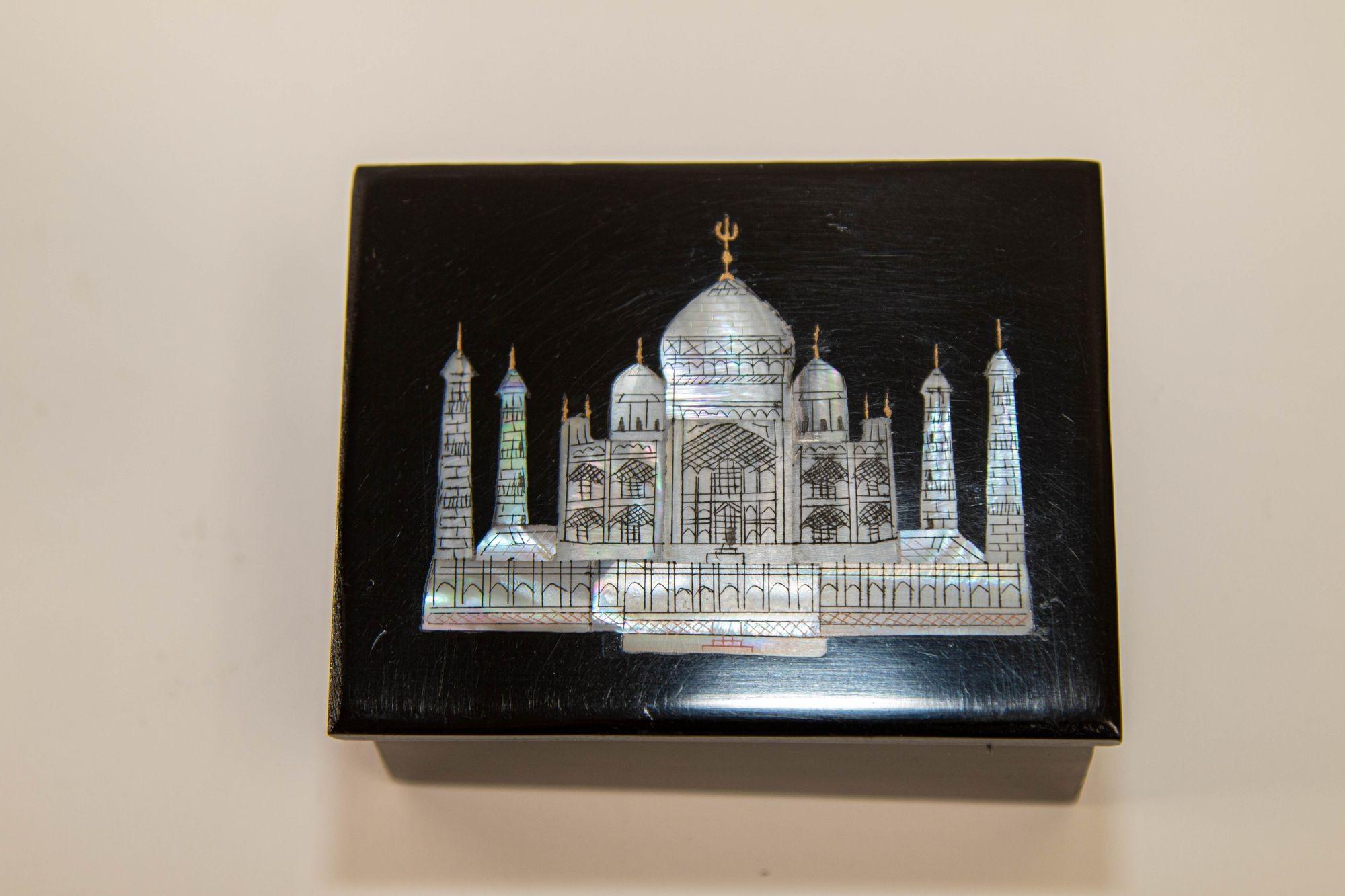 El Taj Mahal Caja de mármol negro con incrustaciones de concha Agra India Años 50 Indio en venta