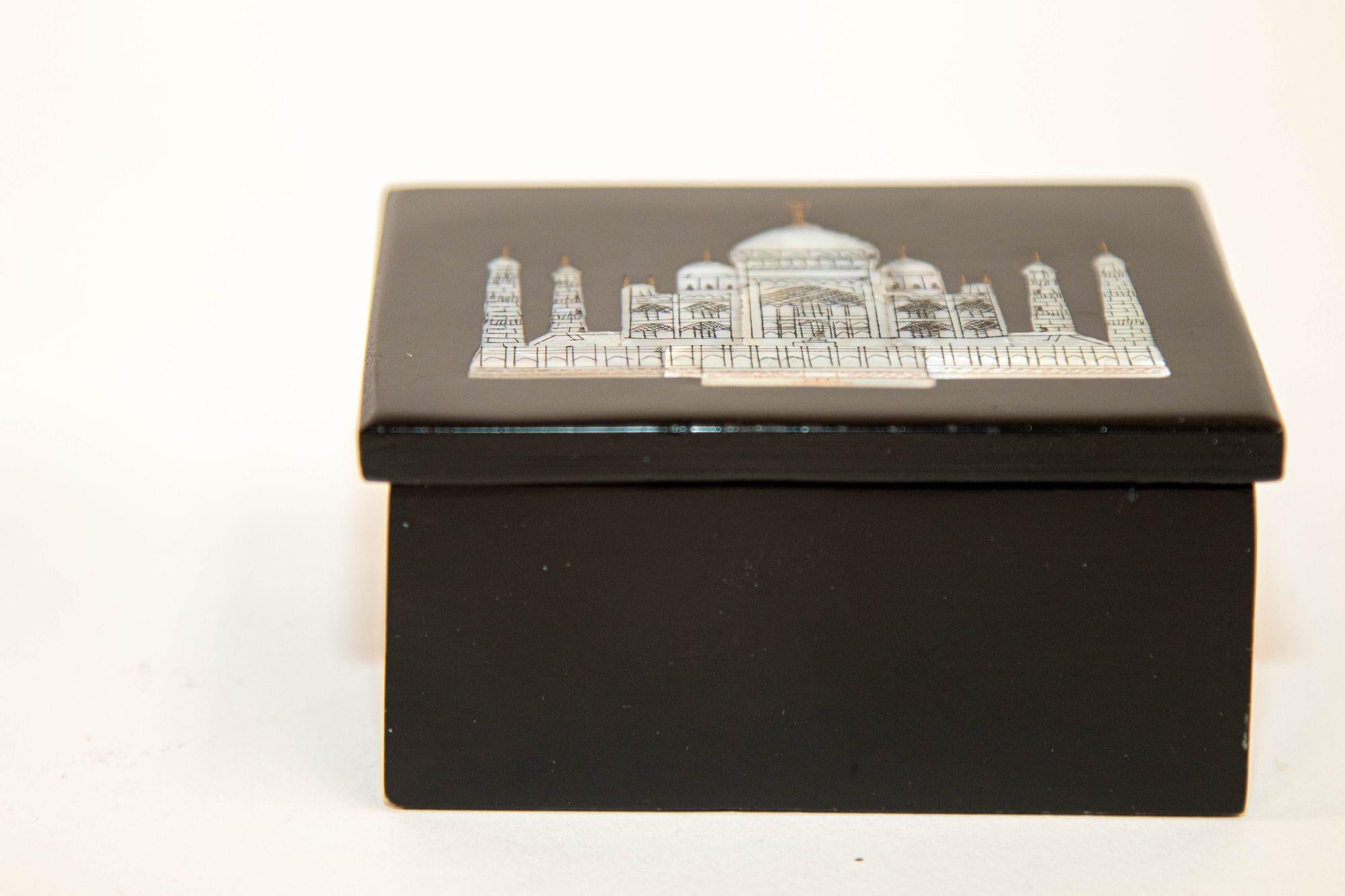 1950's Agra India Black Marble Box with The Taj Mahal in Mother of Pearl Inlaid In Good Condition For Sale In North Hollywood, CA
