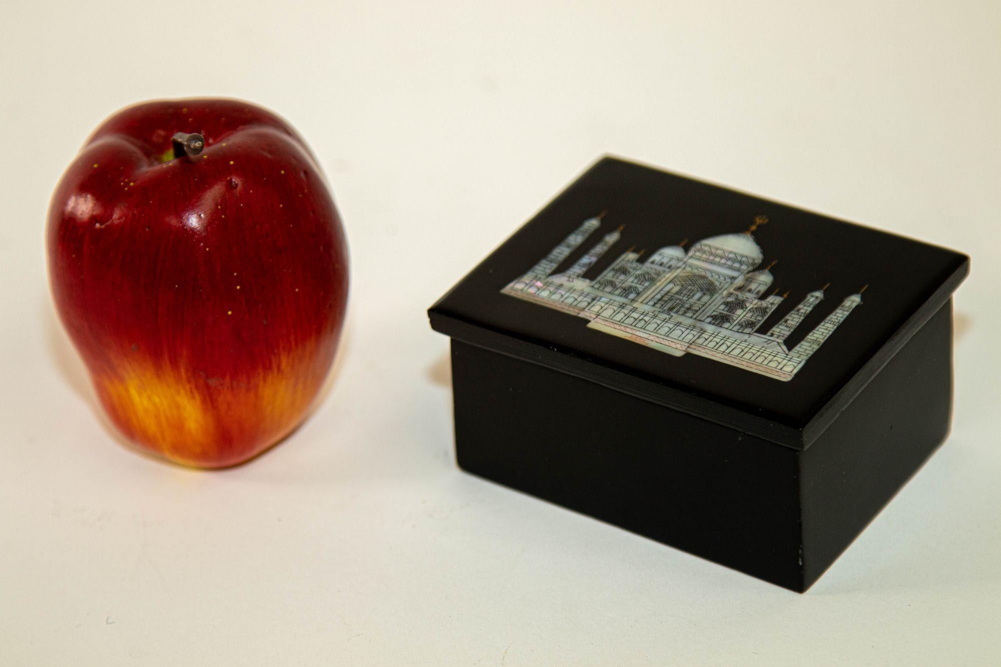 20th Century 1950's Agra India Black Marble Box with The Taj Mahal in Mother of Pearl Inlaid For Sale