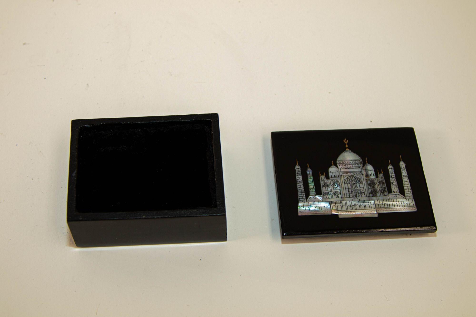 1950's Agra India Black Marble Box with The Taj Mahal in Mother of Pearl Inlaid For Sale 1