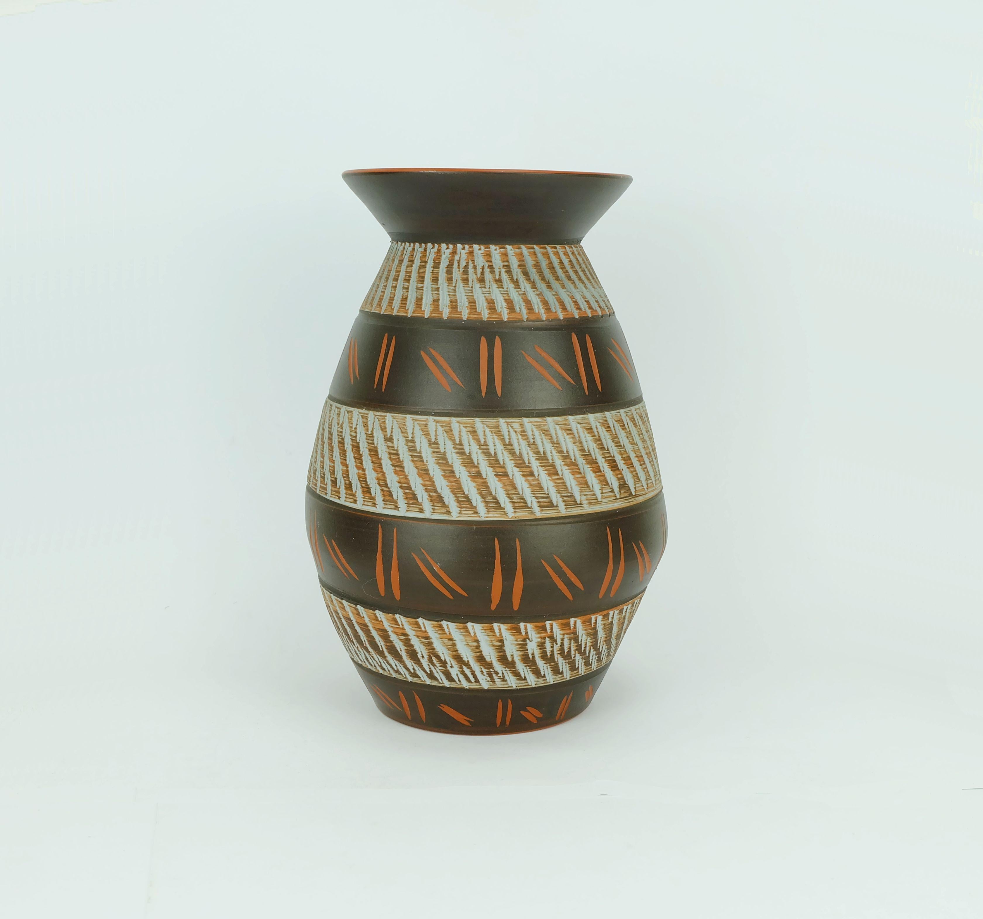 Vaso della metà del secolo scorso prodotto da Akru Klinker- Keramik Alfred Krupp, Germania. Modello 19 30 con decoro sgraffito in marrone e azzurro. Sul fondo è riportato il numero del modello e Krupp-Klinker Handarbeit.
Un'aggiunta perfetta a
