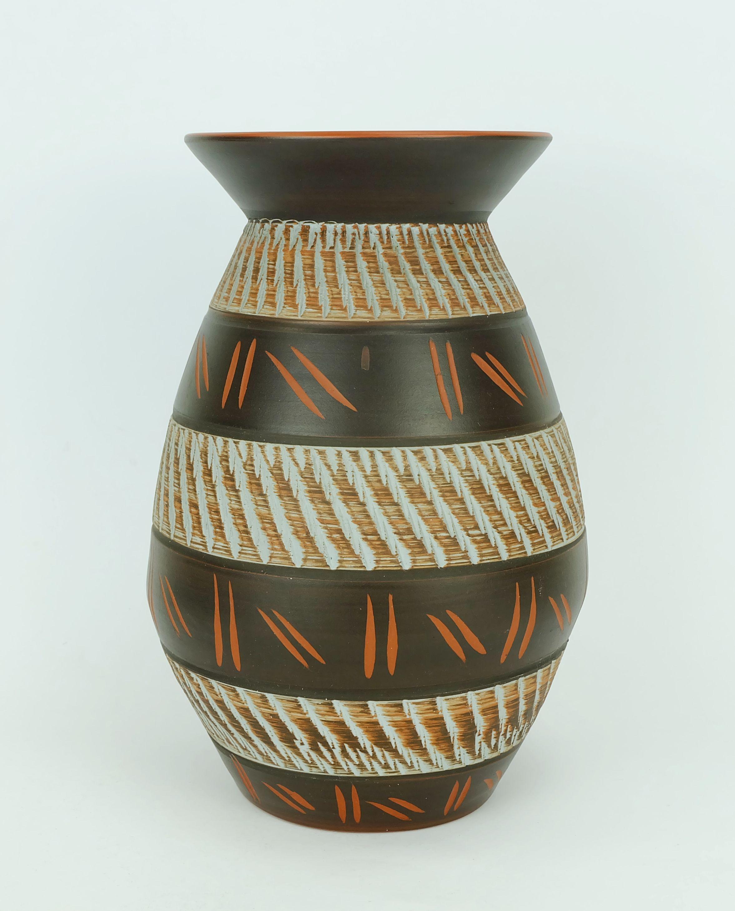 Mid-Century moderno Vaso akru keramik mid century del 1950 con decorazione a graffito modello 10 30 in vendita